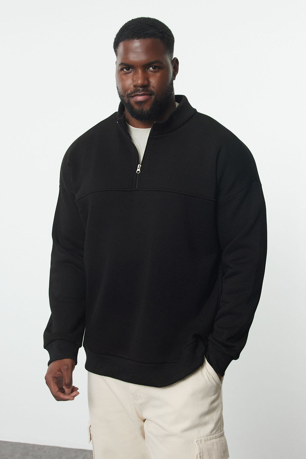 TRENDYOL MAN Buyuk Beden Siyah Oversize/Genis Kesim Fermuarl? Sweatshirt TMNAW25AO00028
