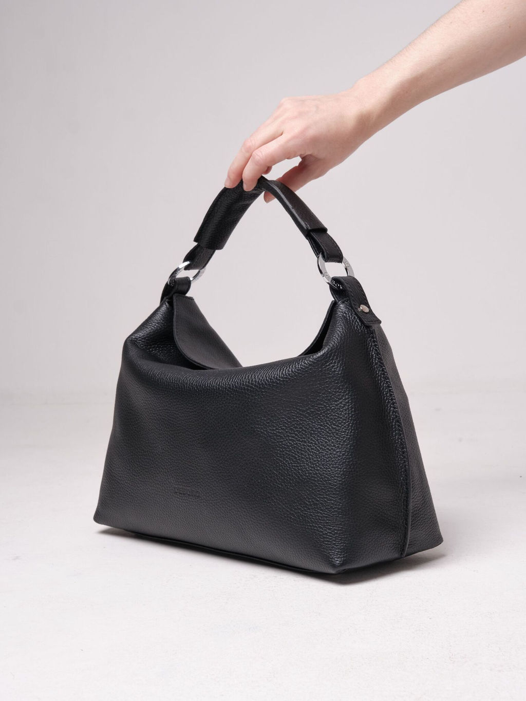 Сумка кожаная на плечо черная