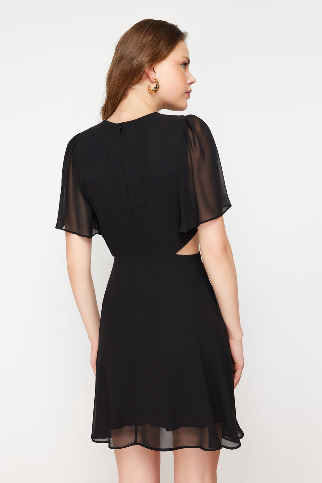 Siyah Etegi Belden Ac?lan Cut Out/Pencere Detayl? Mini Dokuma Elbise TWOSS24EL00696 - Trendyolmilla фото 6