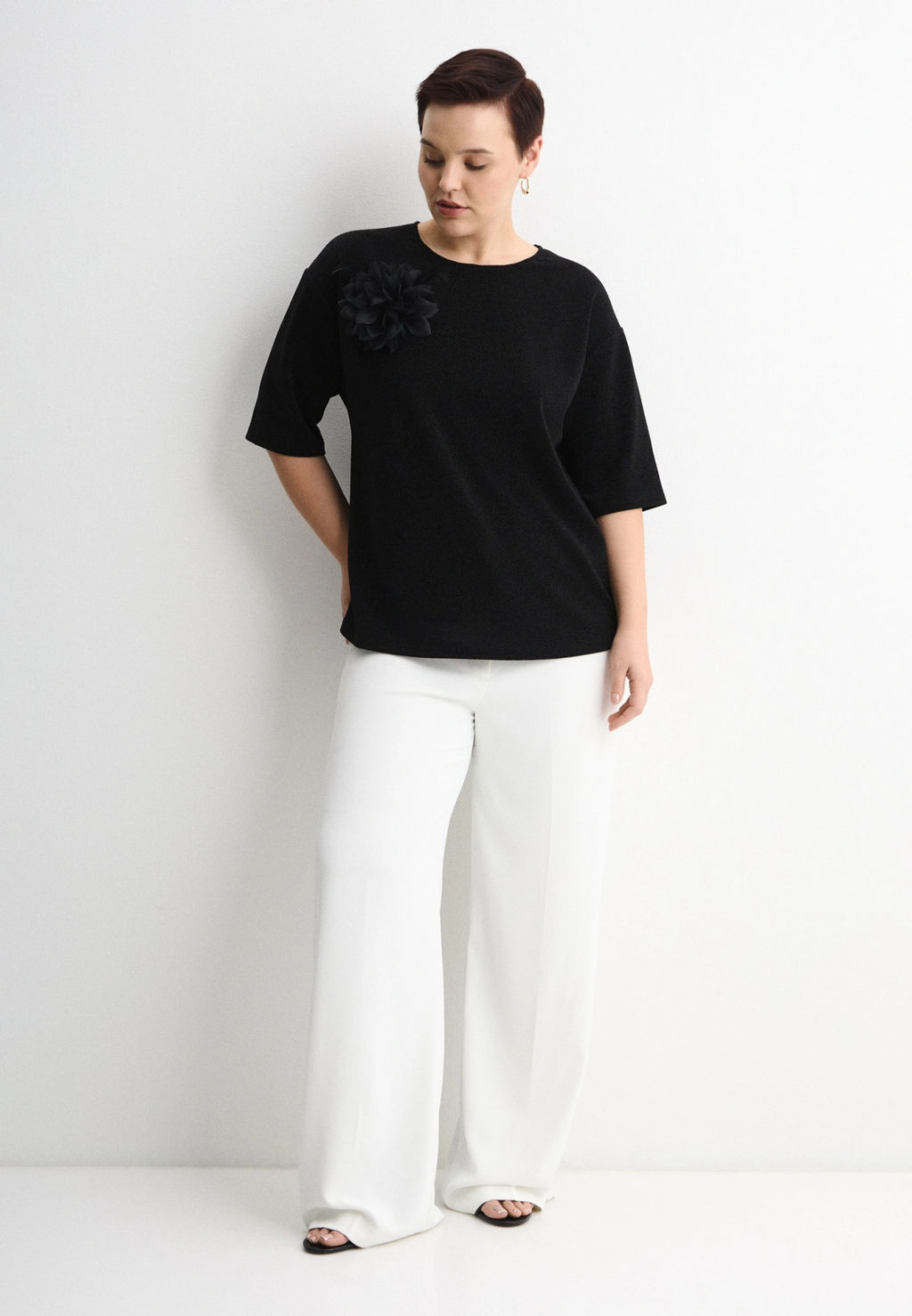 Нарядная блуза с брошью Averi