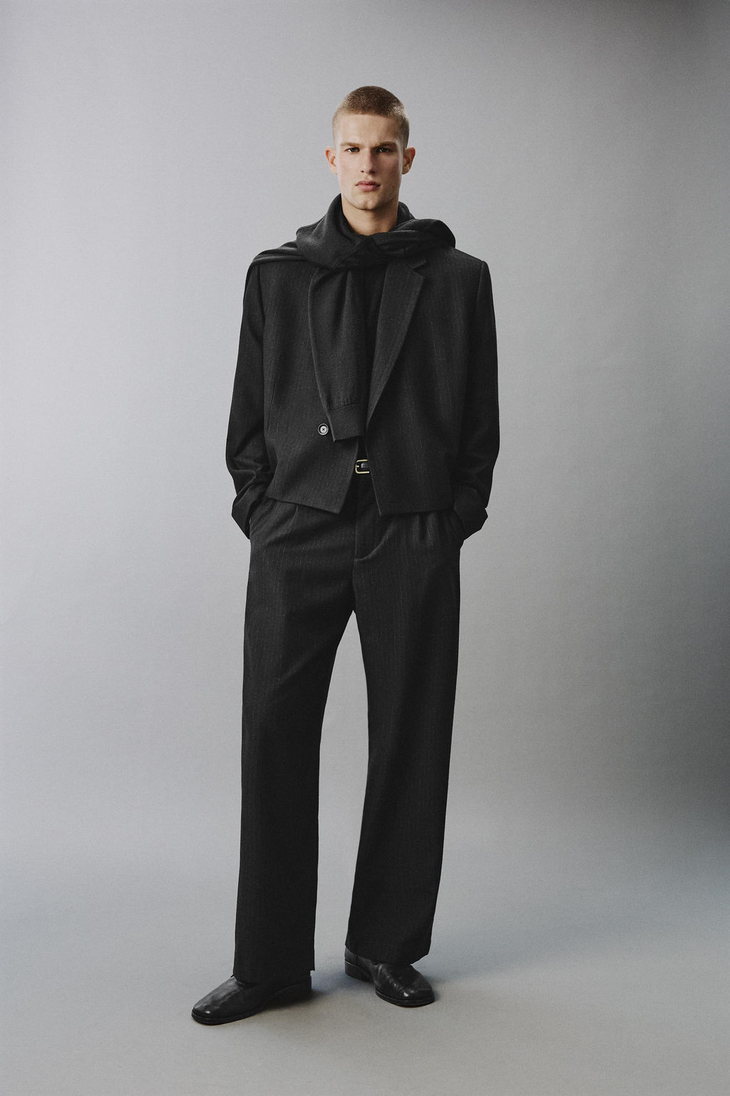 PINSTRIPED SUIT TROUSERS WITH PLEATS - Zara фото 10