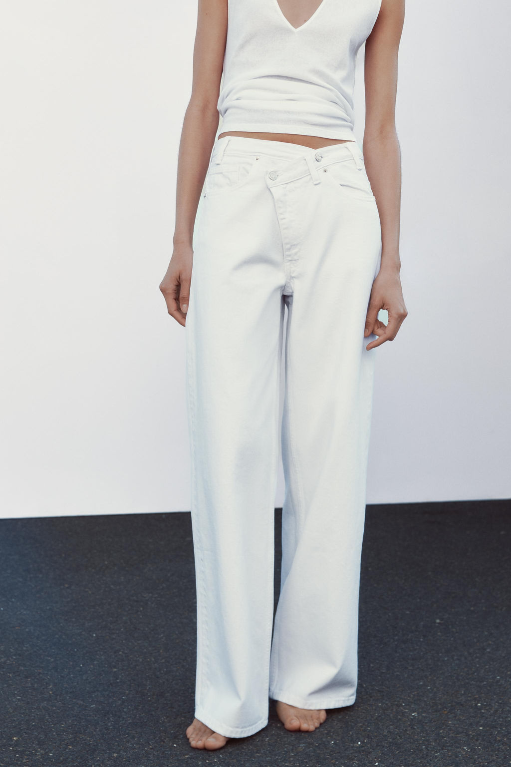 HIGH-WAIST TRF WIDE-LEG CROSSOVER WAIST JEANS - Zara фото 14