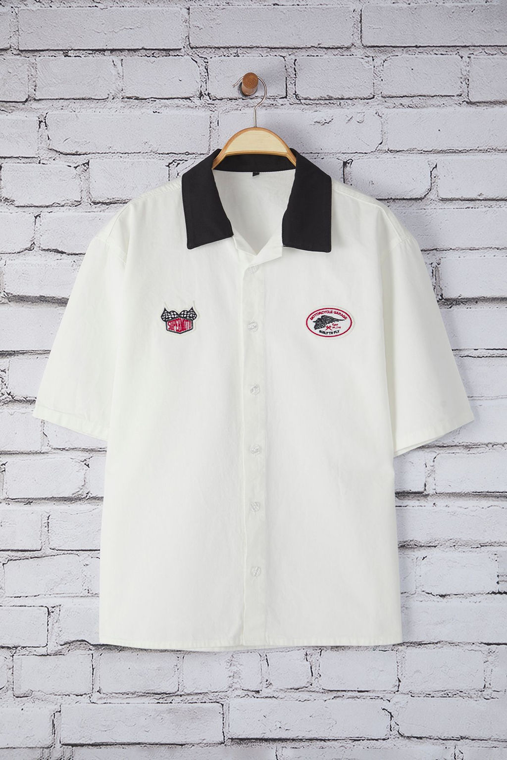TRENDYOL MAN Ekru Oversize Fit Patch Etiket Detayl? Kontrast Yakal? %100 Pamuk Yazl?k Gomlek TMNSS25GO00043