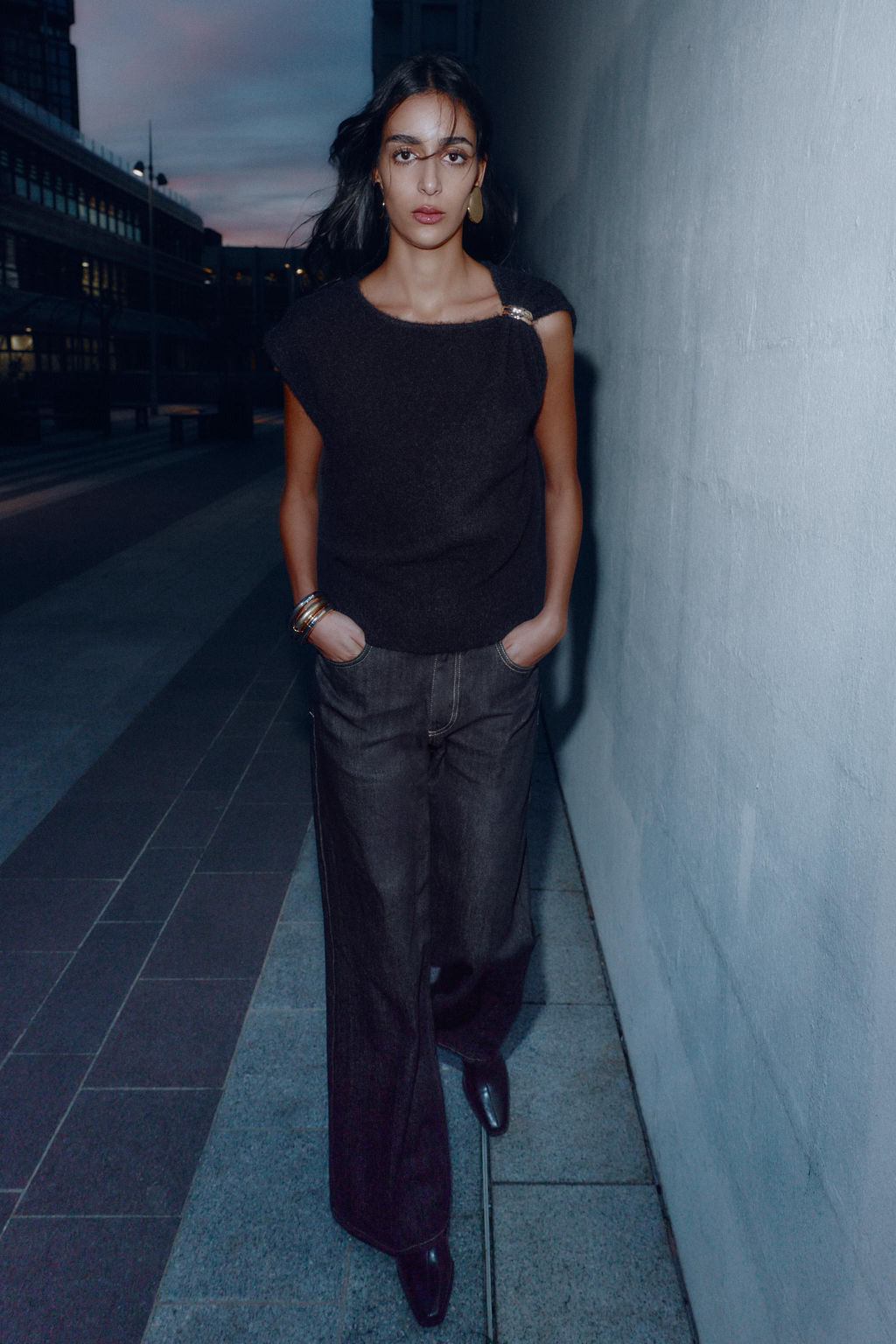 SLEEVELESS KNIT JUMPER WITH BROOCH