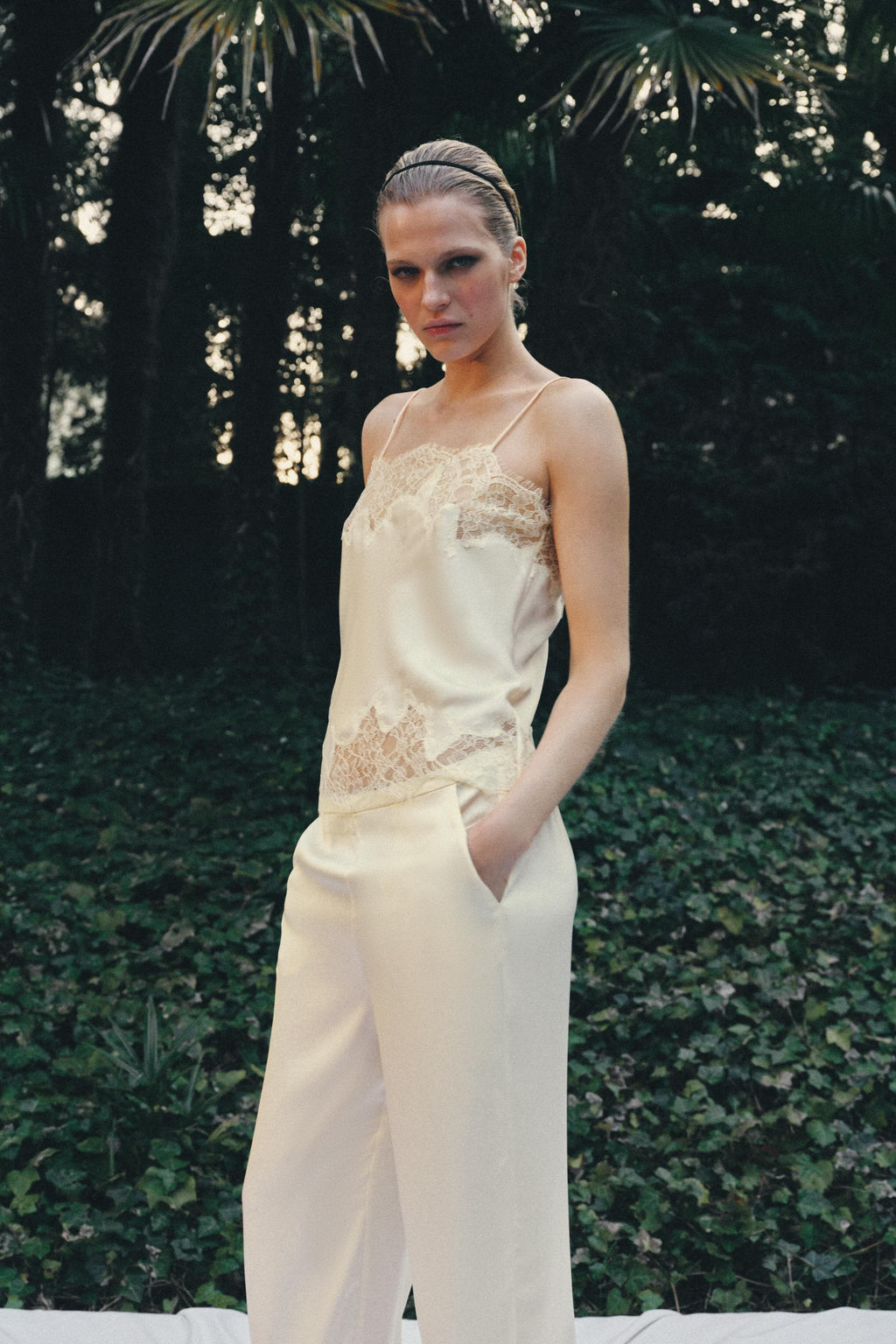 TOP LENCERO SATINADO ENCAJE / Crudo