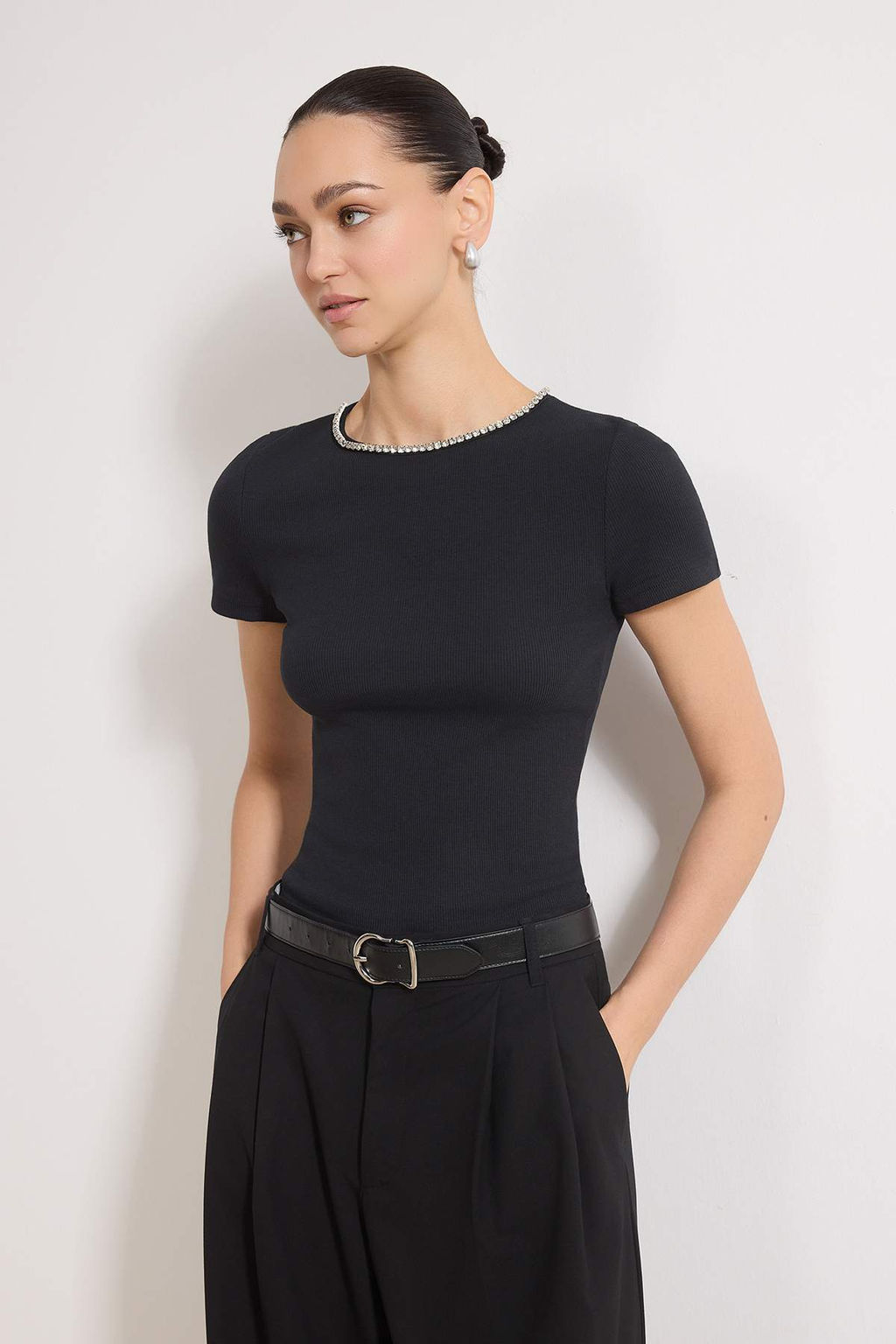 Pembe Fitted/Vucuda Oturan K?sa Kollu Aksesuar Detayl? Fitilli Esnek Orme Bluz TWOSS26BZ00092 - Trendyolmilla фото 5