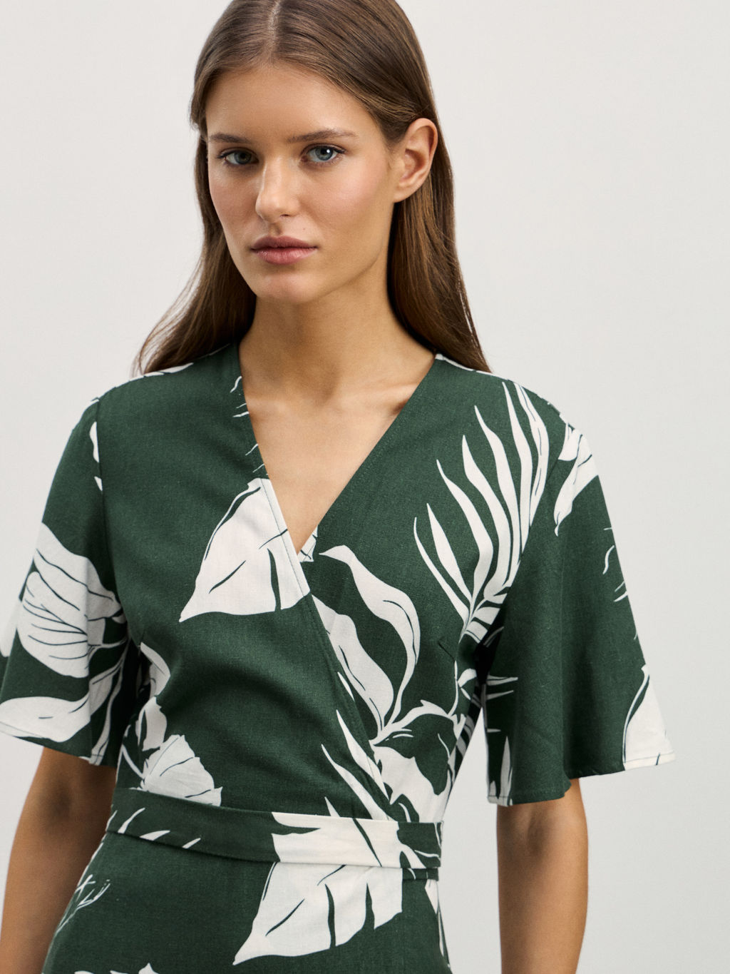 Платье на запах с воланом / Zarina  фото 4