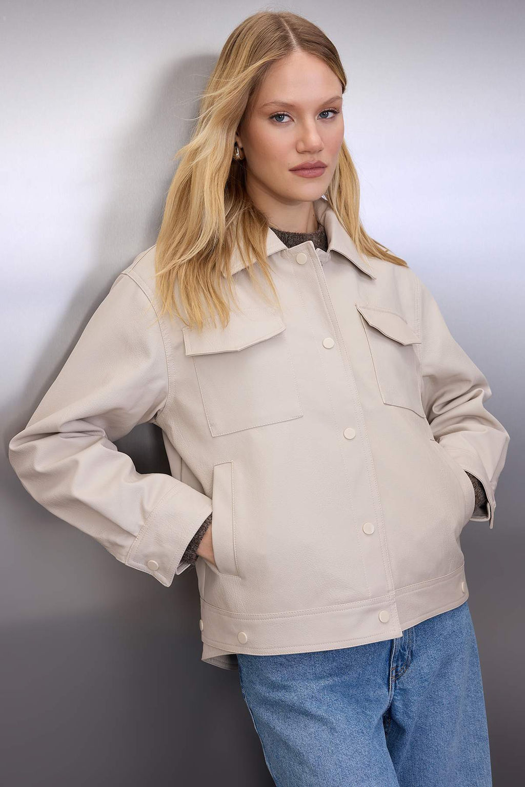 Ekru Oversize Kal?p Fonksiyonel Giyilebilir Suni Deri Ince Ceket Mont TWOAW26MO00068 - Trendyolmilla фото 3