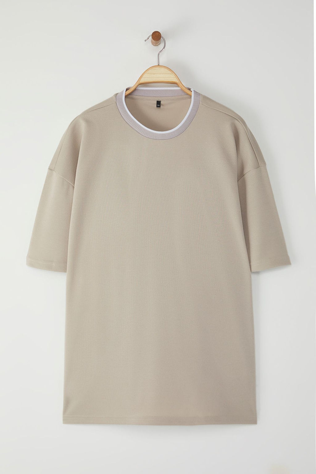 Buyuk Beden Tas Oversize/Genis Kesim Triko Bantl? Dokulu Pike T-Shirt TMNSS25BF00021