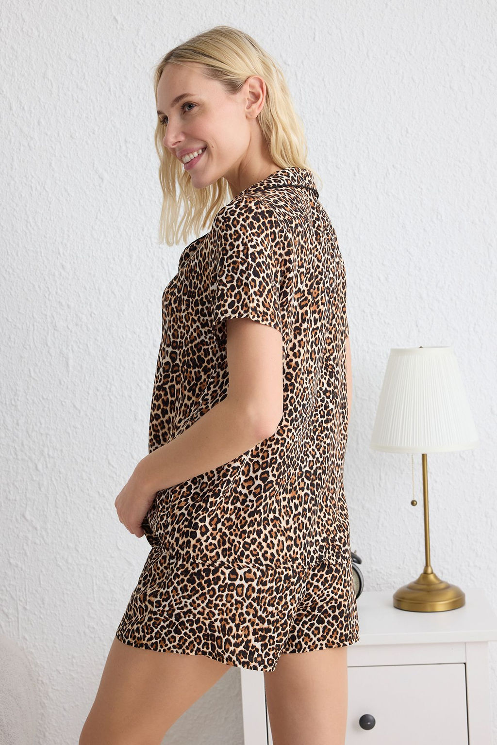 Trendyolmilla Beyaz Kurdele/Fiyonk ve Biye Detayl? Viskon Sortlu Dokuma Pijama Tak?m? THMSS24PT00290 фото 18