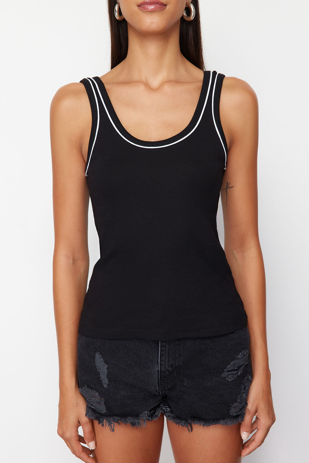 TRENDYOLMILLA Siyah Kontrast Biye Detayl? Havuz Yaka Vuuda Oturan Fitilli Esnek Orme Atlet TWOSS24AL00044 фото 4