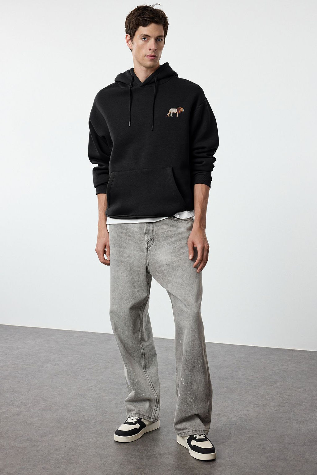 TRENDYOL MAN Siyah Oversize/Genis Kesim Aslan Nak?sl? Ici Polarl? Kapusonlu Sweatshirt TMNAW25SW00165