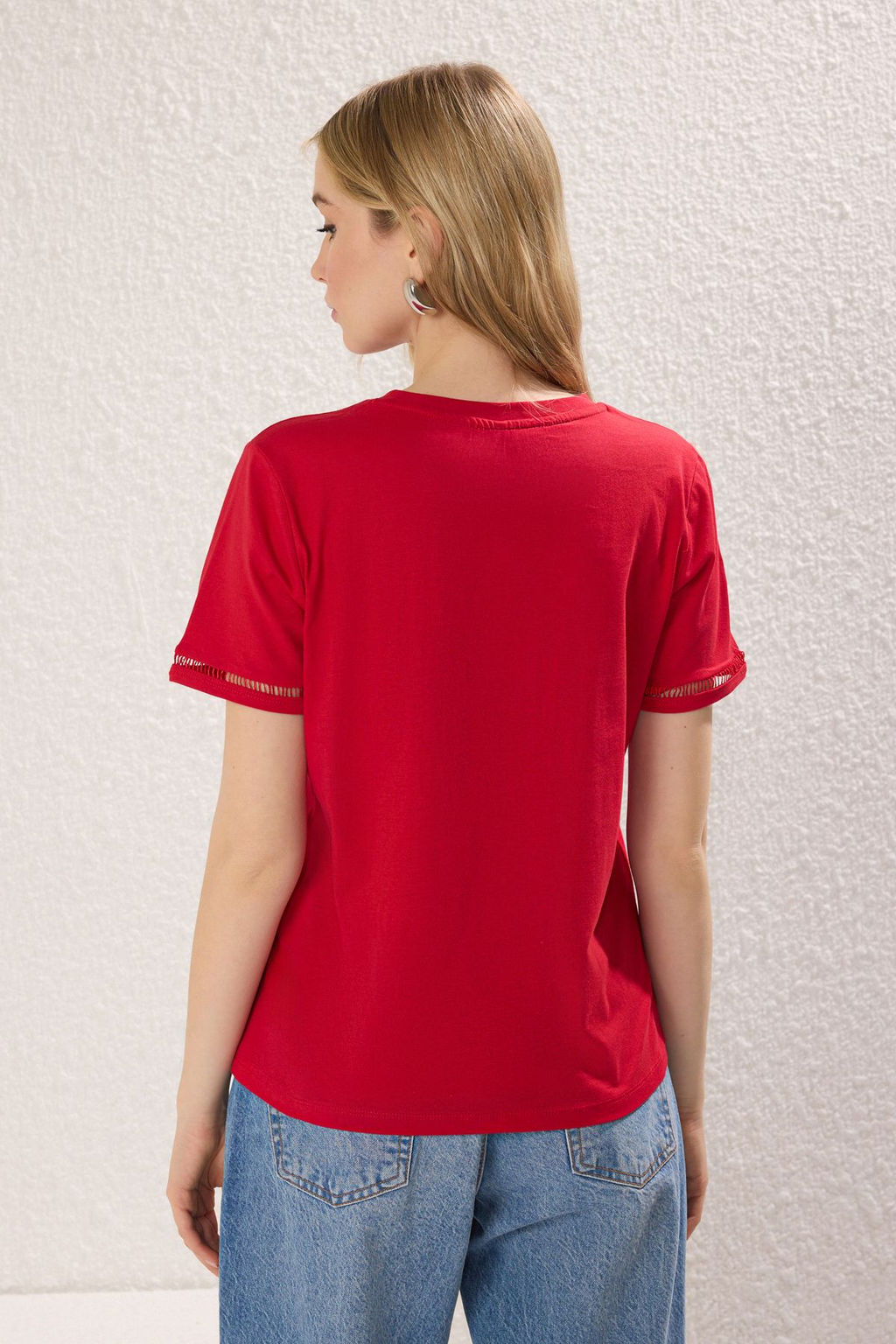 K?rm?z? %100 Pamuk Isleme Detayl? Basic Bisiklet Yaka Orme T-Shirt TWOSS23TS00012