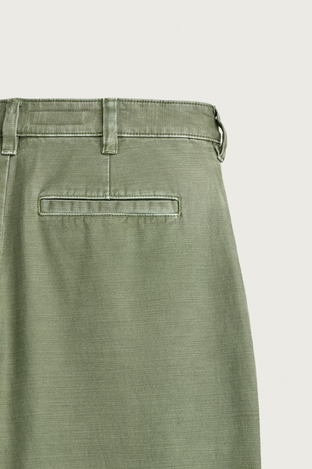 PANTAL?N CHINO BAGGY FIT PLIEGUES / Verde medio