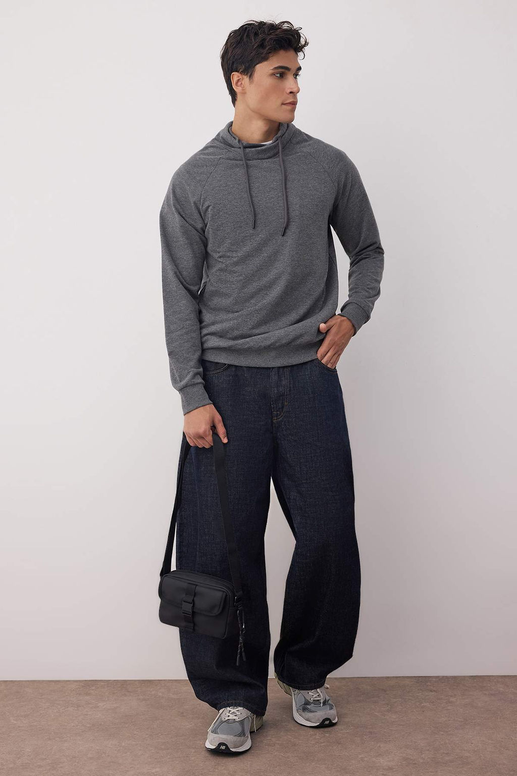 Antrasit Regular/Normal Kesim Degaje Yaka Uzun Kollu Sardonsuz Sweatshirt TMNAW21SW0302
