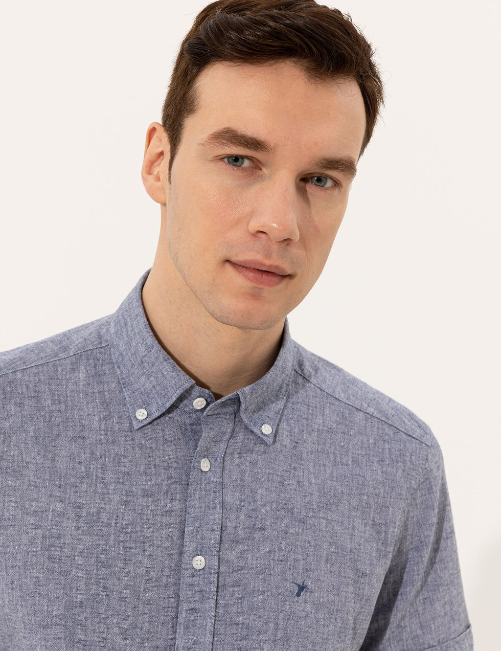 Рубашка приталенного кроя из смесового льна цвета индиго с короткими рукавами - Cacharel фото 2