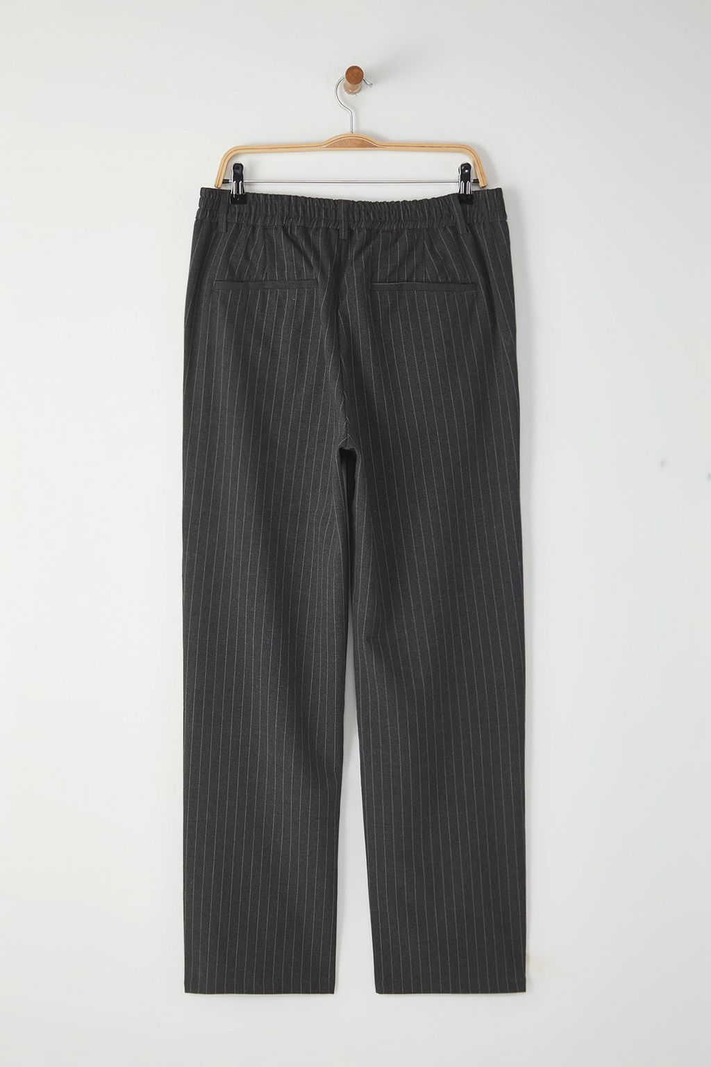 Antrasit Cizgili Pileli Klasik Baggy Fit Kumas Pantolon TMNSS24PL00024