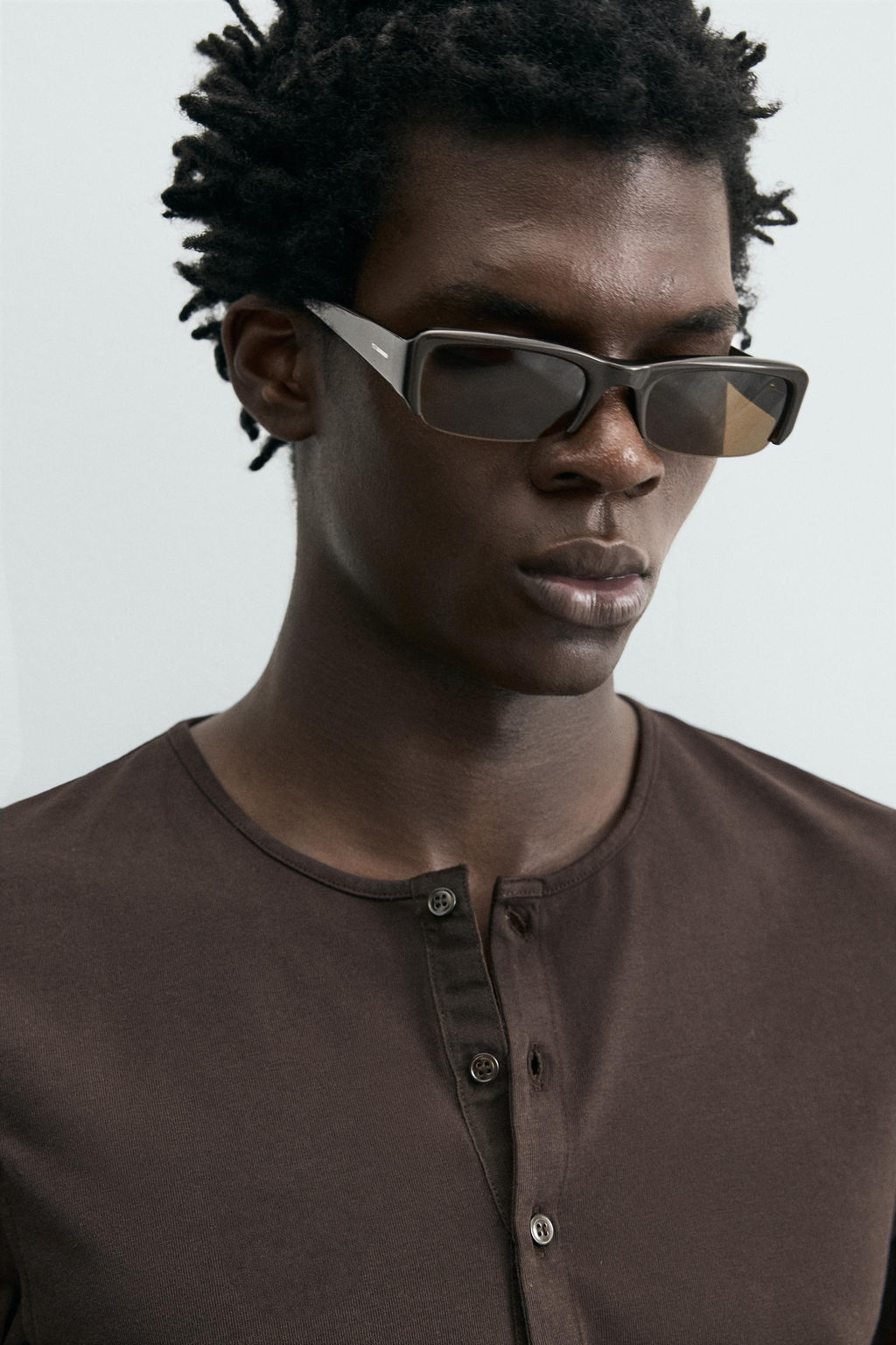 CAMISETA SLIM FIT CUELLO PANADERO / Marr?n oscuro