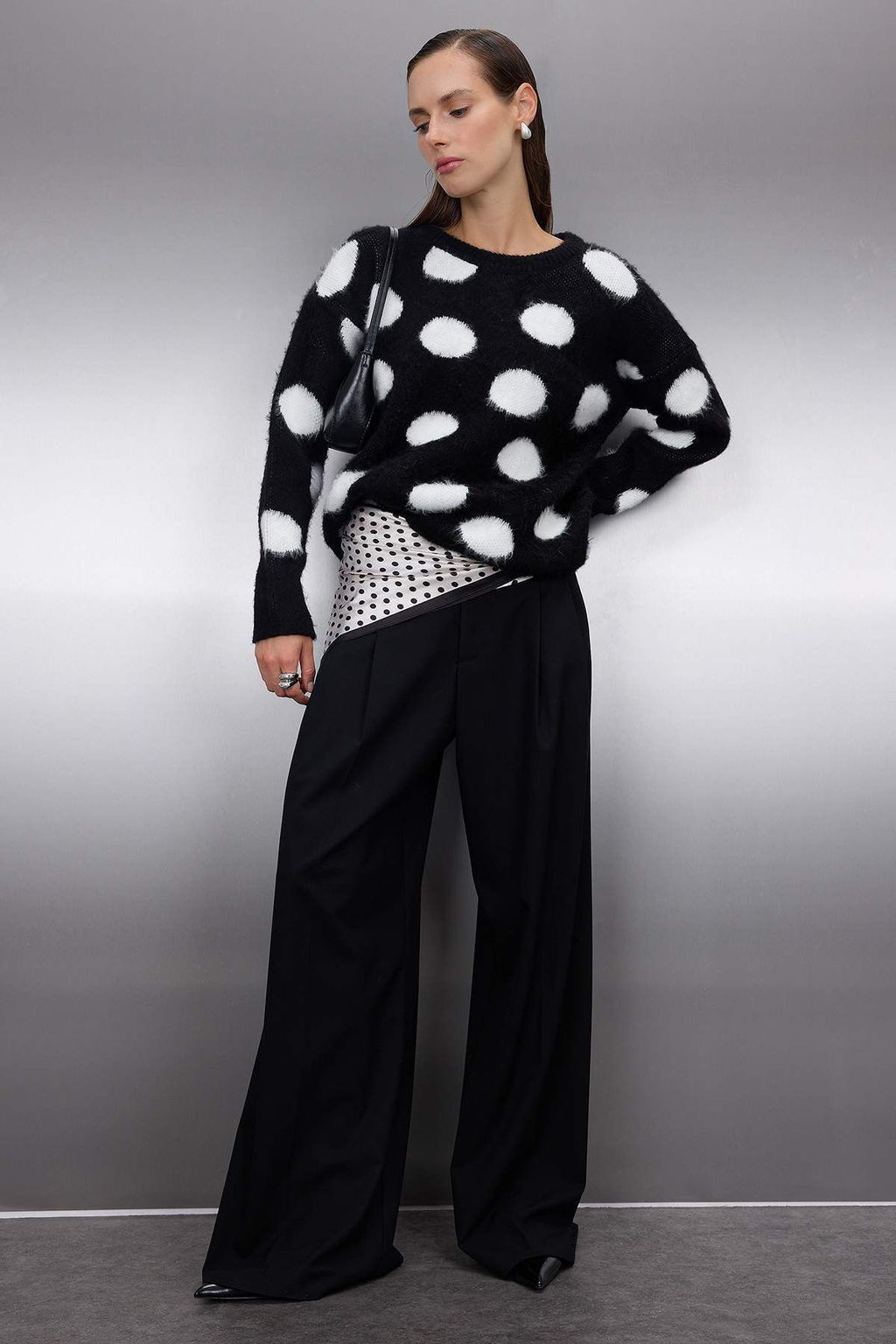 Siyah Genis Kal?p Yumusak Dokulu Puantiyeli Triko Kazak TWOAW26KZ00225 - Trendyolmilla фото 2