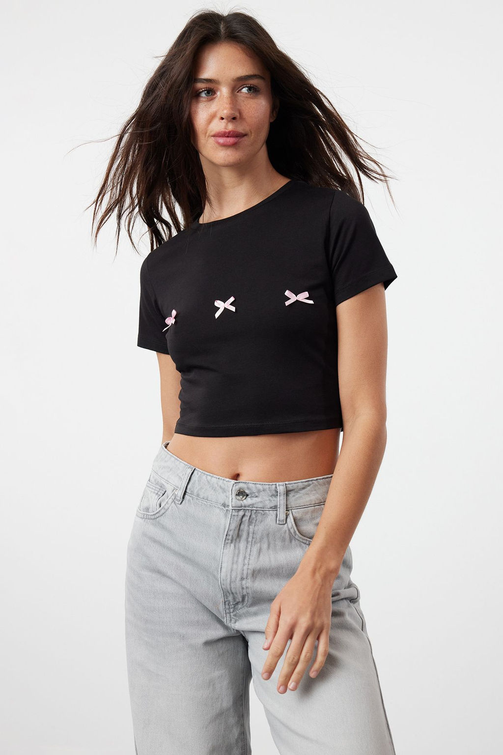 TRENDYOLMILLA Pembe Fiyonk Detayl? Crop K?sa Kollu Orme T-Shirt TWOSS24TS00248 фото 2