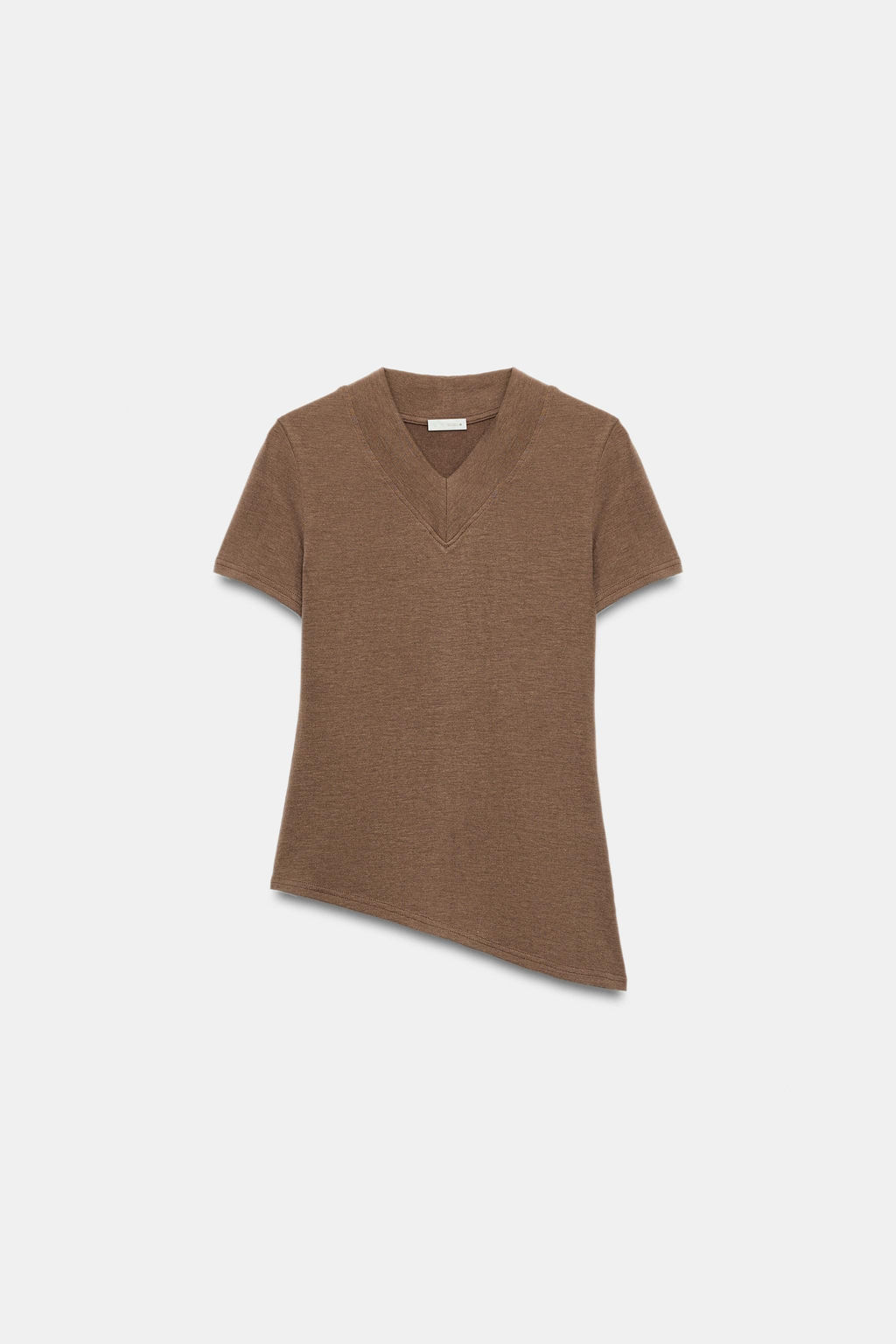 CAMISETA CUELLO PICO BAJO ASIM?TRICO / Marr?n