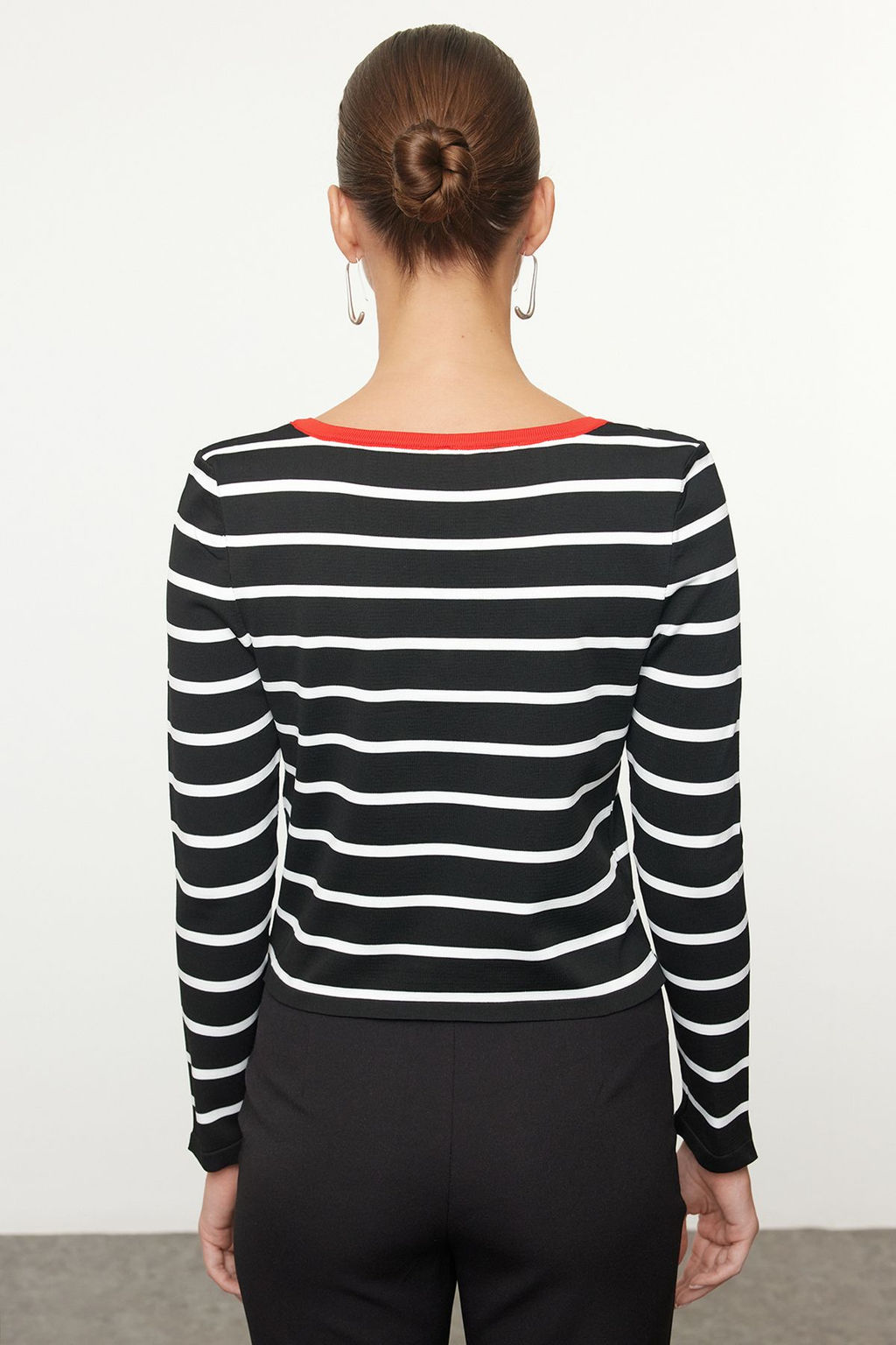 Siyah Crop Cizgili V Yaka Triko Kazak TWOAW25KZ00190 - Trendyolmilla фото 5