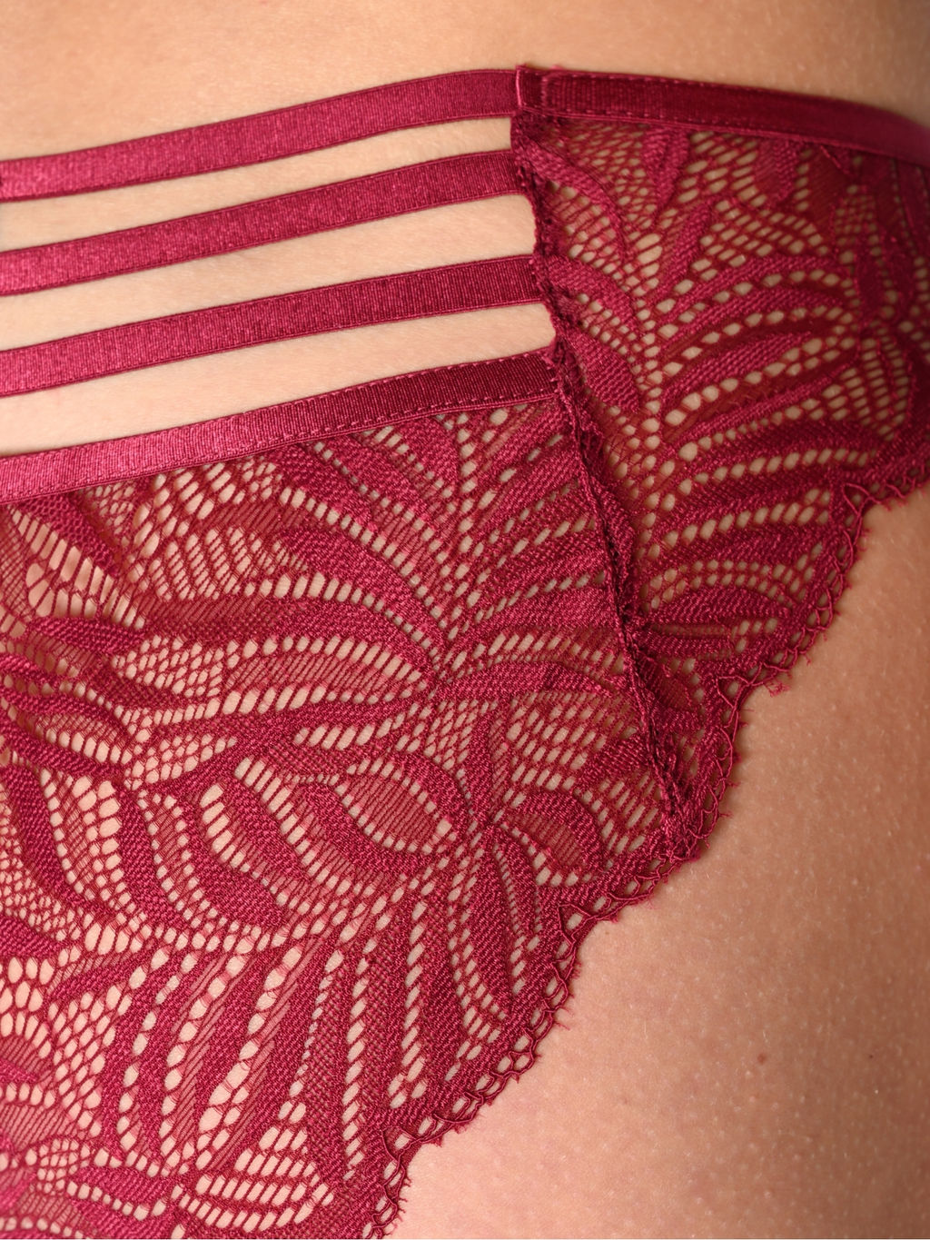 Кружевные трусы бразилиана со стрепами Indefini (Арт. 9826LUS)