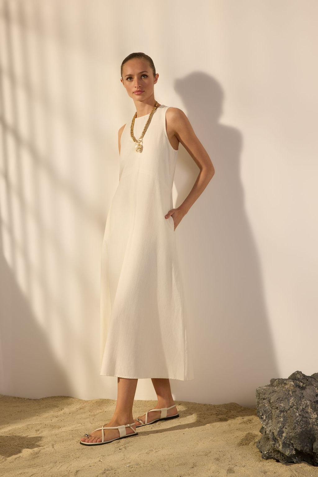 Trendyolmilla Kahverengi Keten Kar?s?ml? Duz Kesim Dikis ve Cep Detayl? Midi Dokuma Elbise TWOSS25EL00652