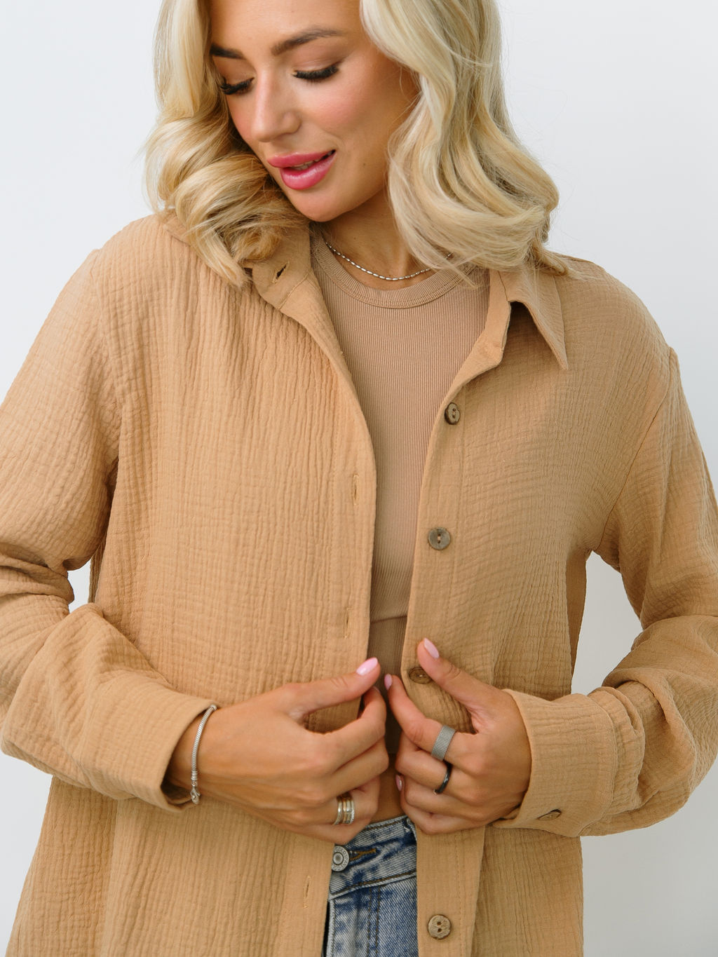 Женская муслиновая удлиненная рубашка бежевая - Krumpy фото 7