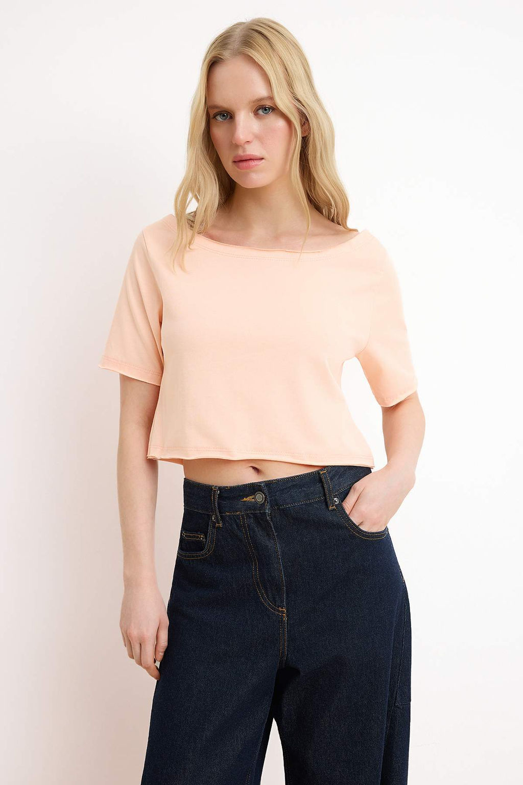 Trendyolmilla Siyah-Beyaz 2li Paket %100 Pamuk Asimetrik Kay?k Yaka Crop Orme T-Shirt TWOSS25TS00194  фото 14