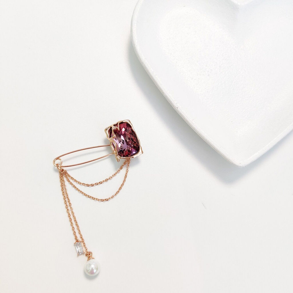 Брошь с кристаллами Swarovski