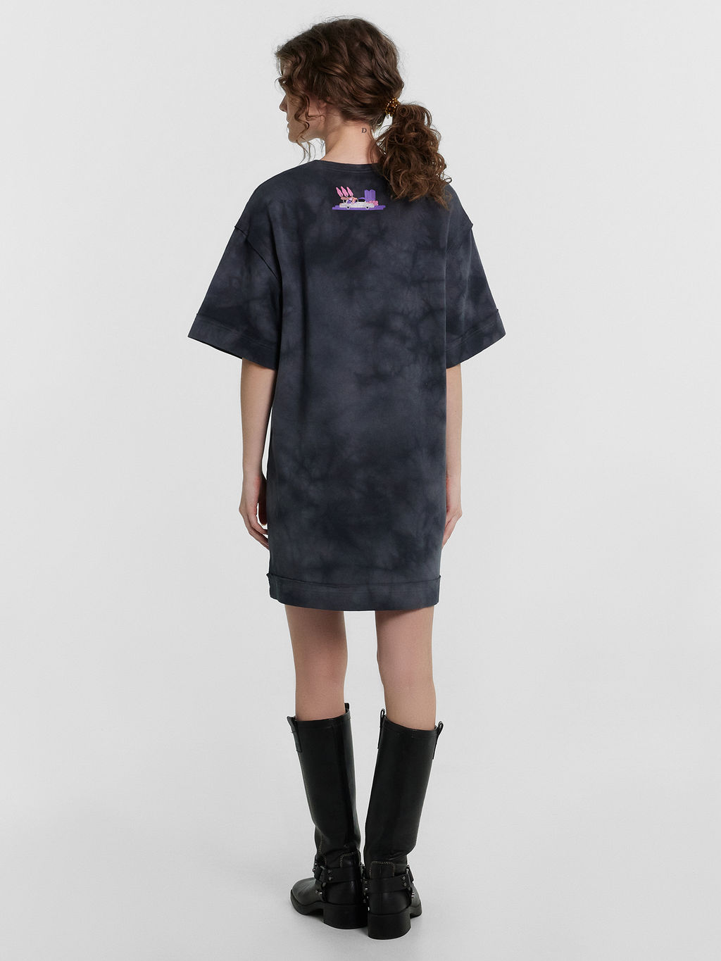 Платье женское серое с эффектом фаст-дай и надписью Здесь сейчас я Фаст Дай на графите 152585 - Mark formelle фото 5