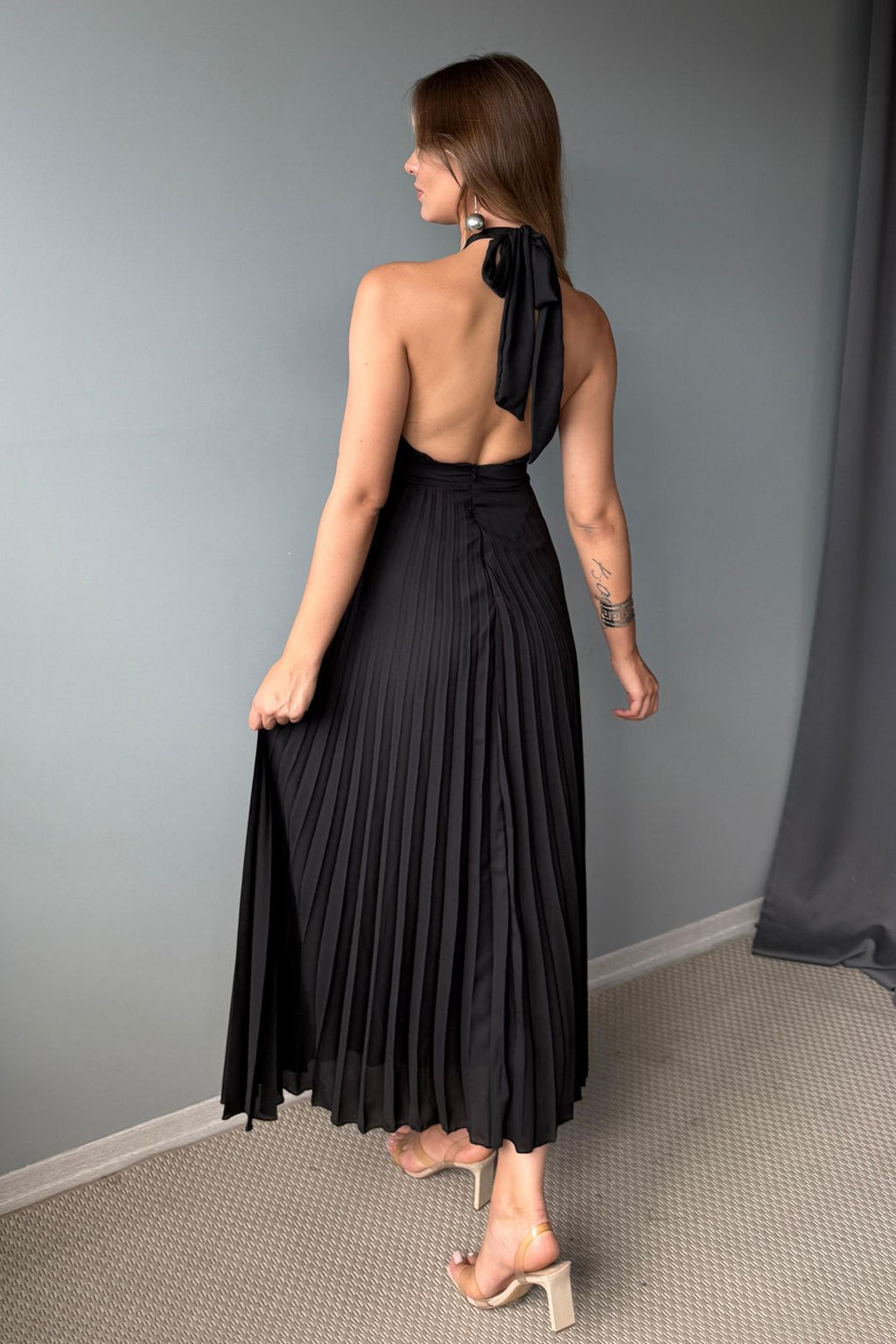 Siyah Piliseli Cut Out Aksesuar Detayl? Sifon Midi Astarl? Elbise TPRSS25EL00327