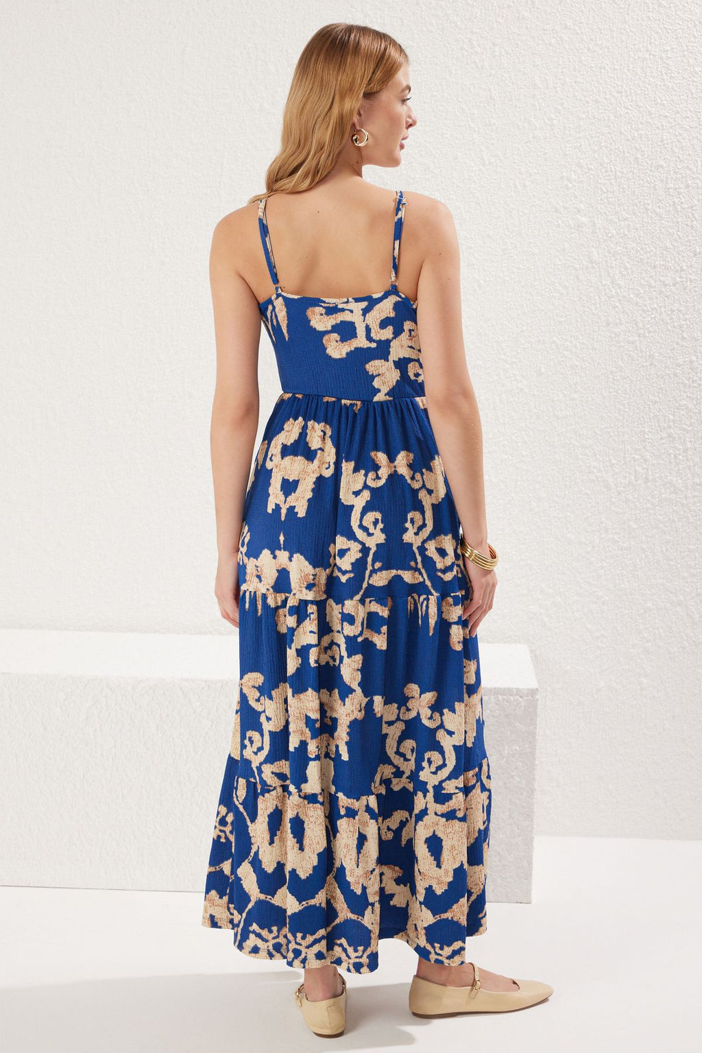 Mavi Bask?l? Havuz Yaka Ask?l? Skater/Belden Ac?lan Esnek Maxi Orme Elbise TWOSS25EL00527 - Trendyolmilla фото 5