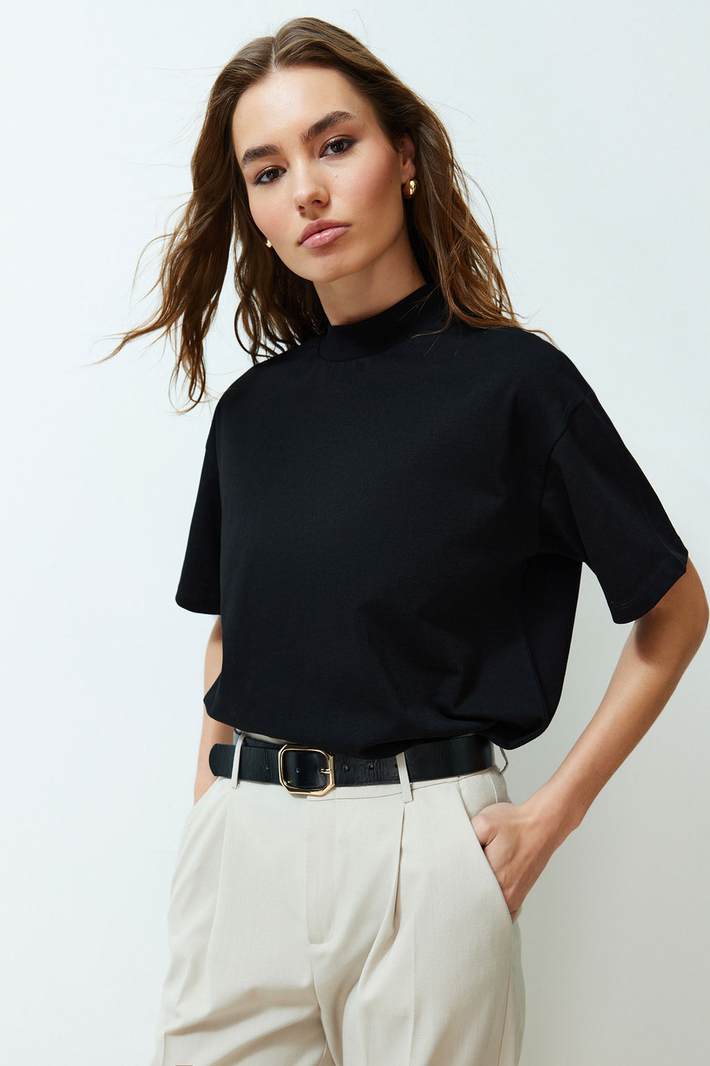 Siyah %100 Kal?n Pamuklu Dik Yaka Truvakar Kol Orme T-Shirt TWOSS24TS00074