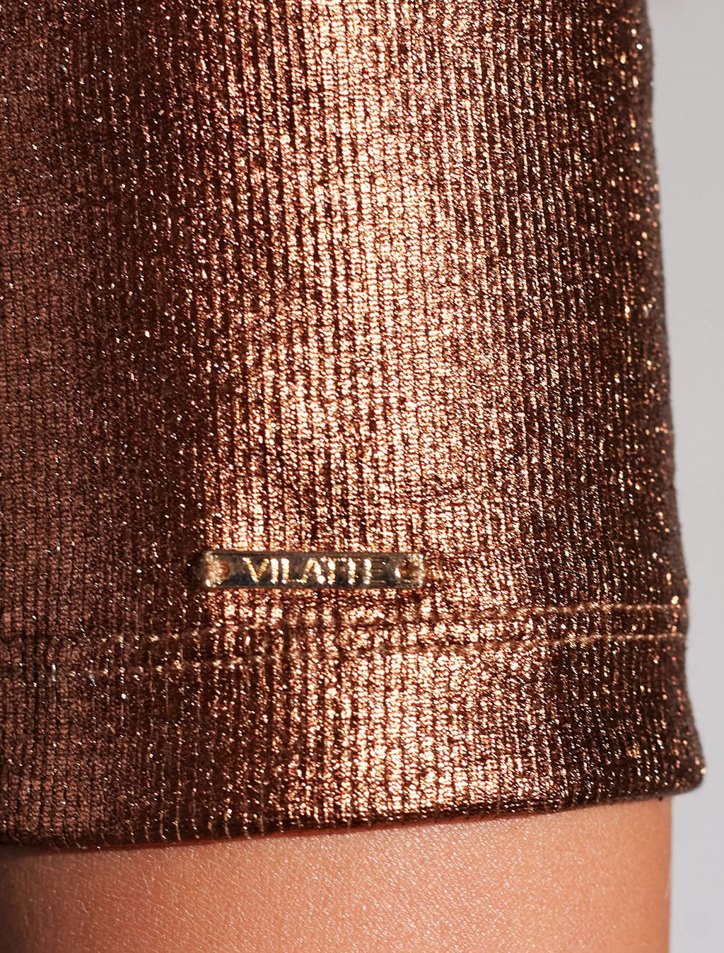 Футболка облегающая из хлопка в рубчик с U вырезом и матовым покрытием металлик - Vilatte фото 2