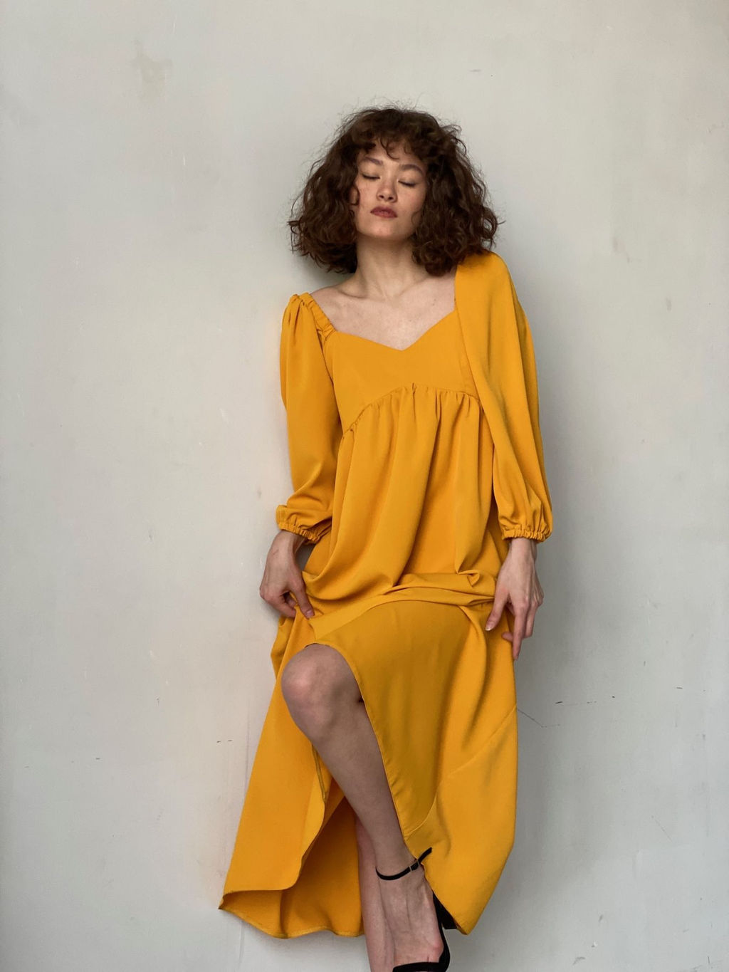 Платье-миди с пышными рукавами в цвете манго - Martichelli фото 37