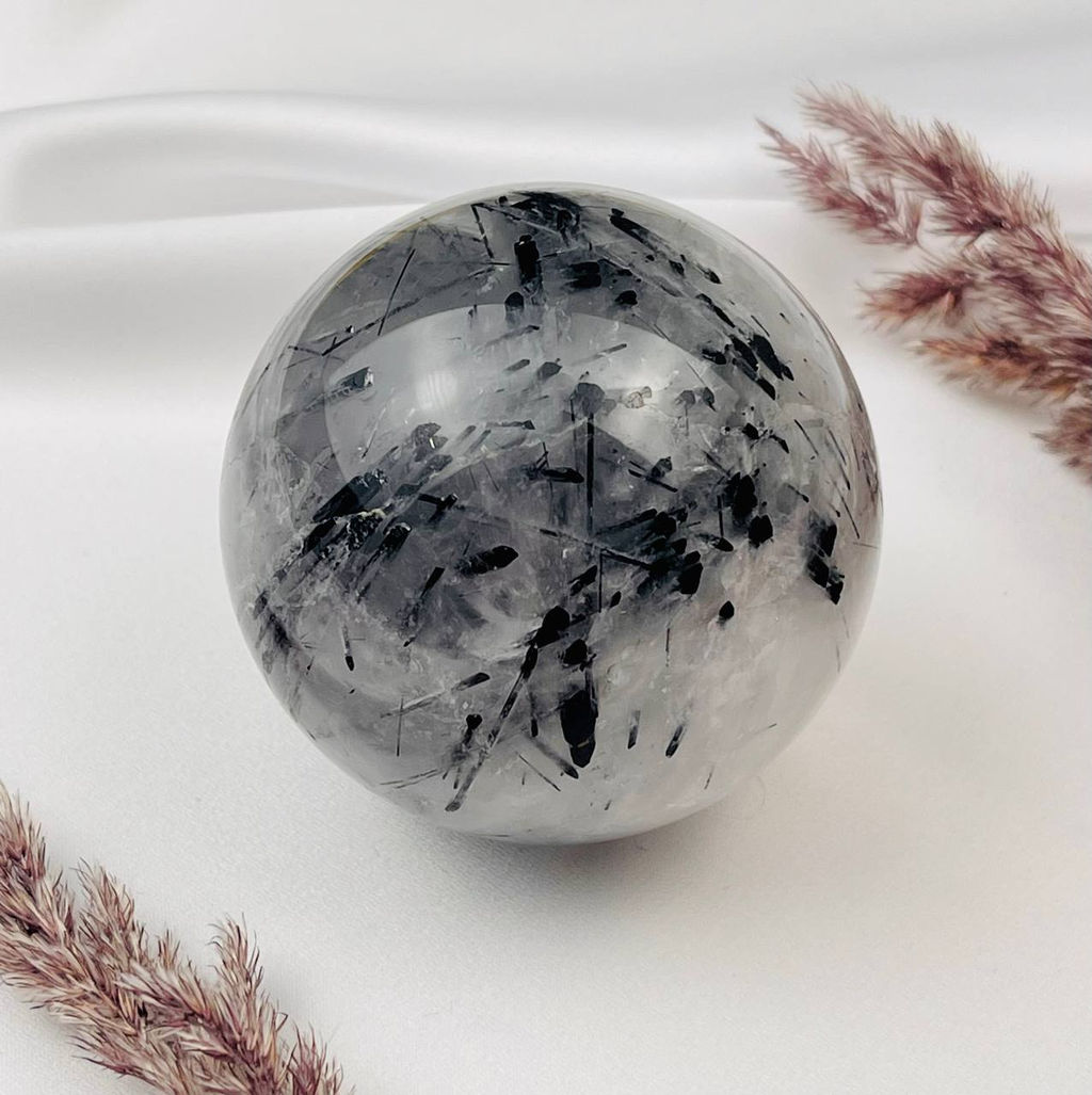 Шар из Кварца с включением Турмалина