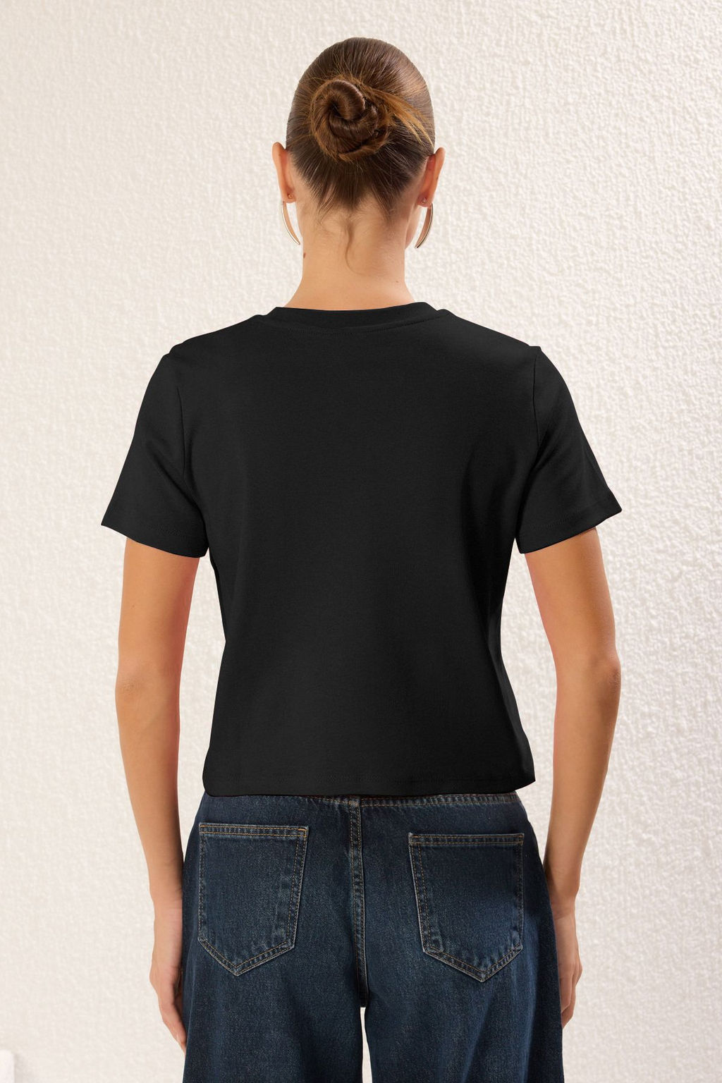 Siyah Kal?n Pamuklu Tok Kumasl? Bisiklet Yaka K?sa Kol Regular Kesim Orme T-Shirt TWOSS25TS00002