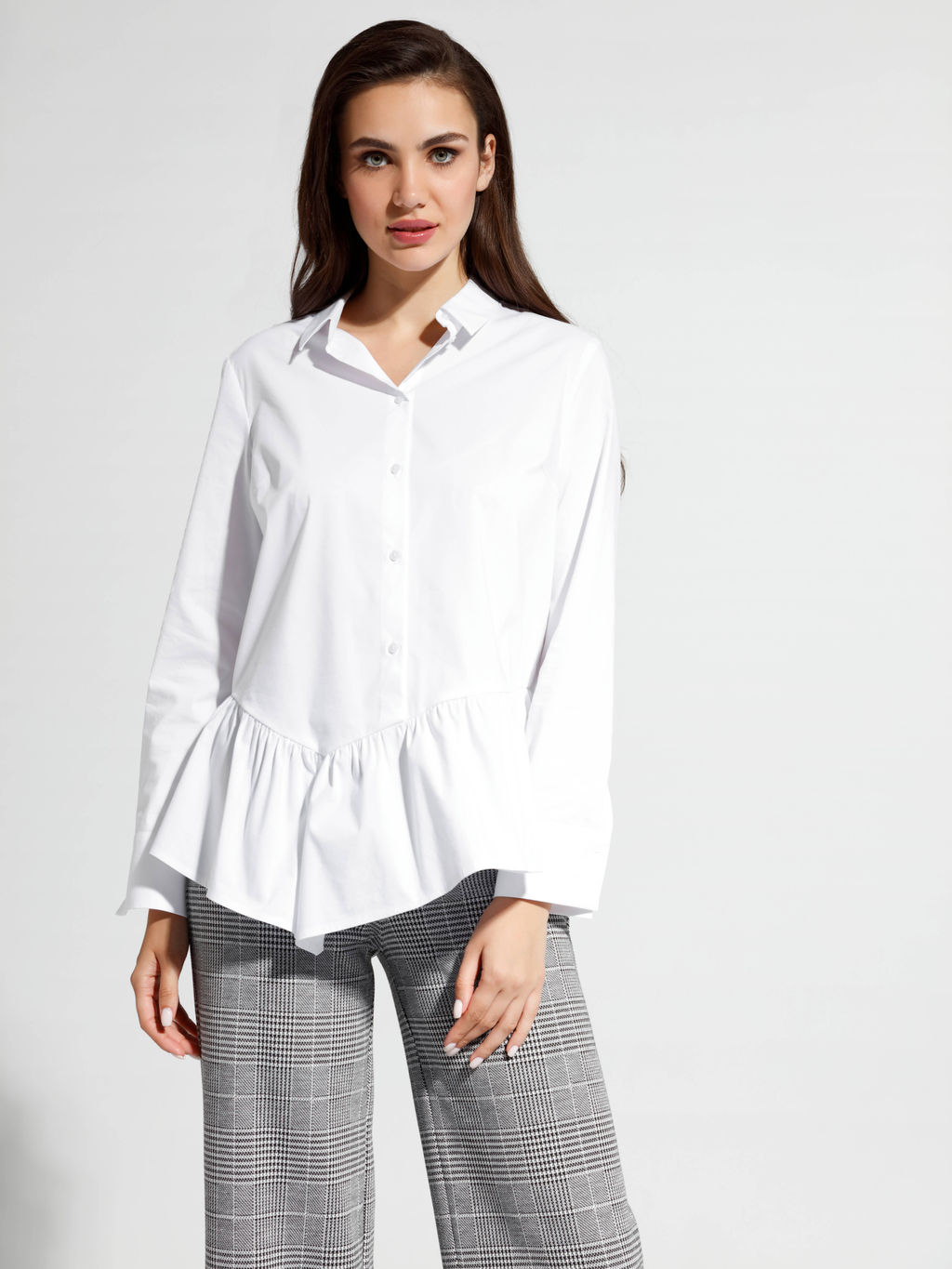 CONTE Однотонная хлопковая рубашка с ассиметричной баской LBL 1040 white