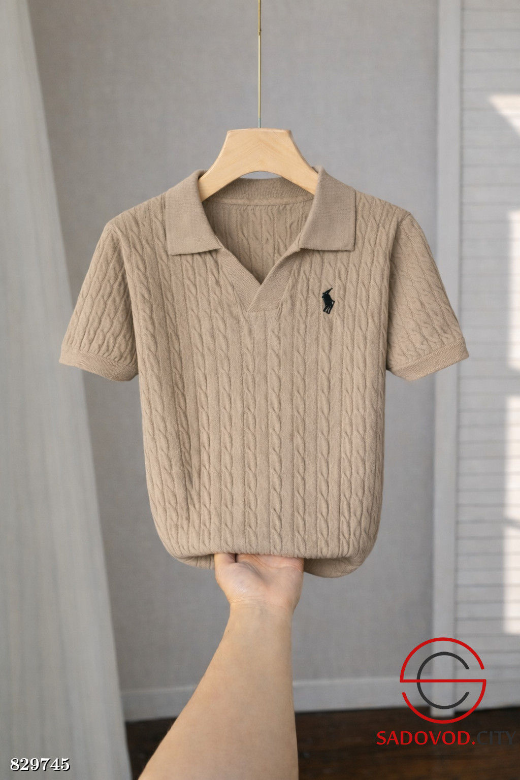 Футболка-поло с V-вырезом
