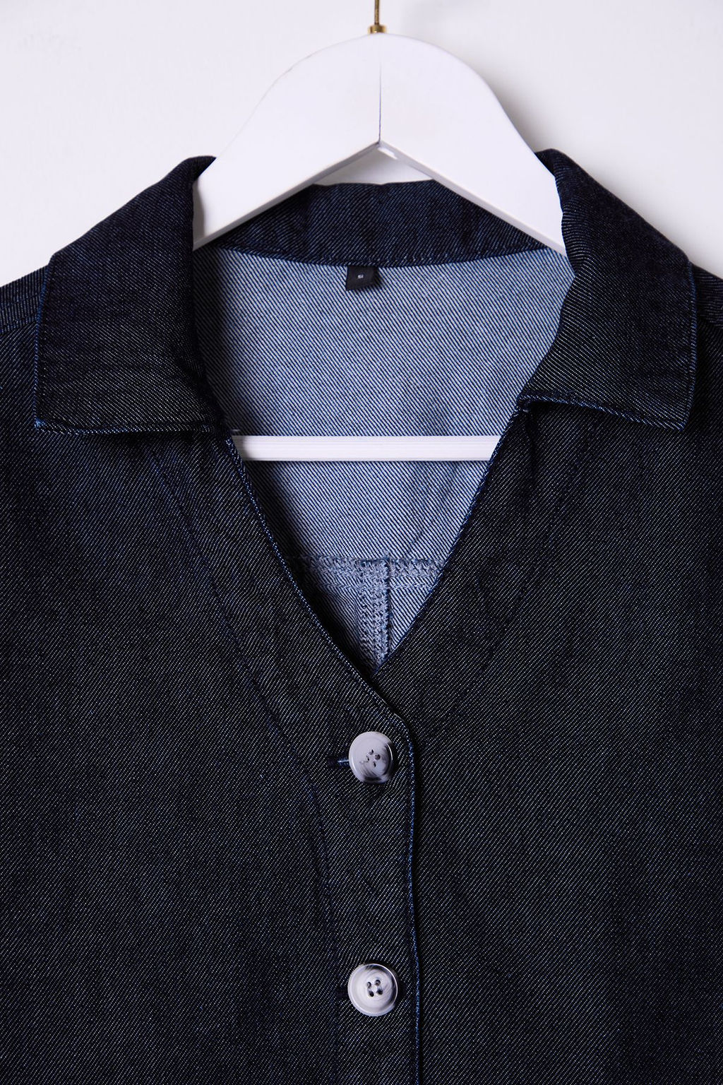 TRENDYOLMILLA Koyu Mavi %100 Tencel V Yaka Denim Gomlek TWOSS25GO00001  фото 7