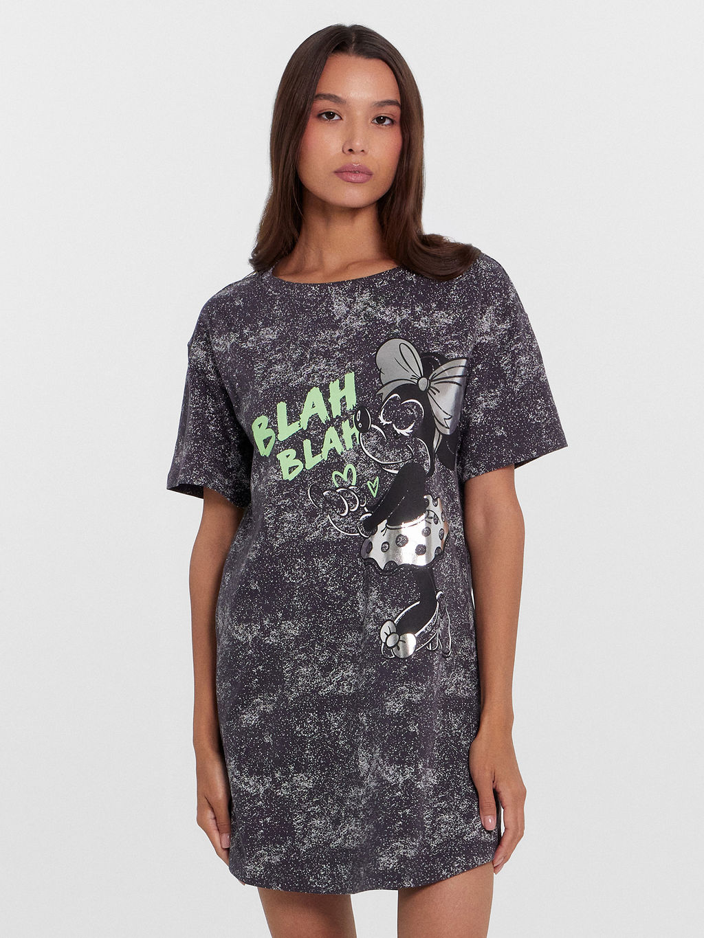 Сорочка ночная женская серая с принтом в виде потертостей - Mark formelle фото 2