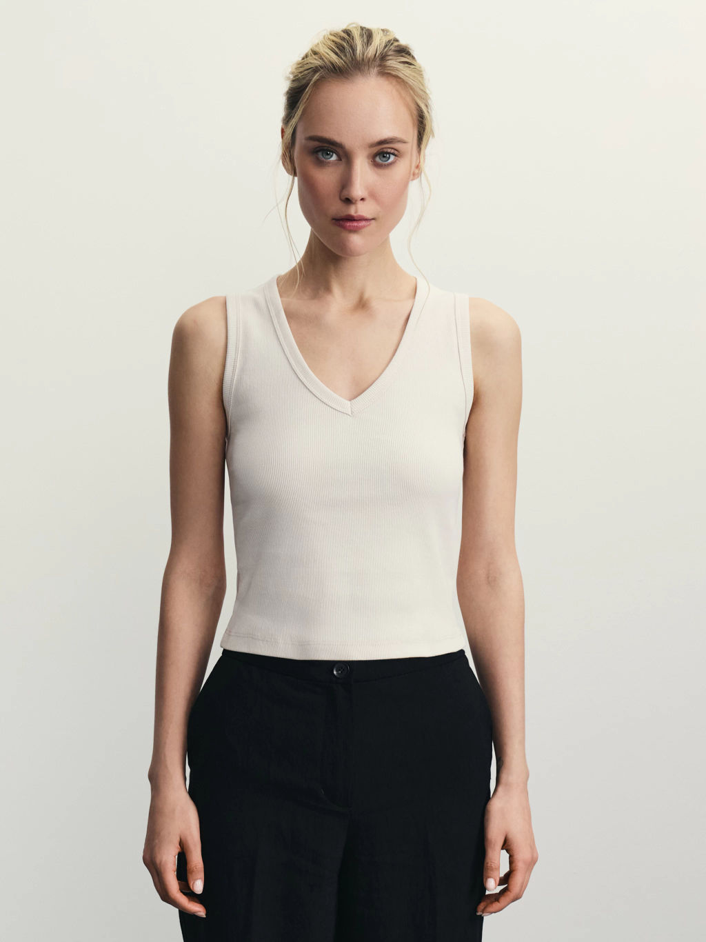 Укороченный топ в рубчик с V-образным вырезом / Zarina  фото 3