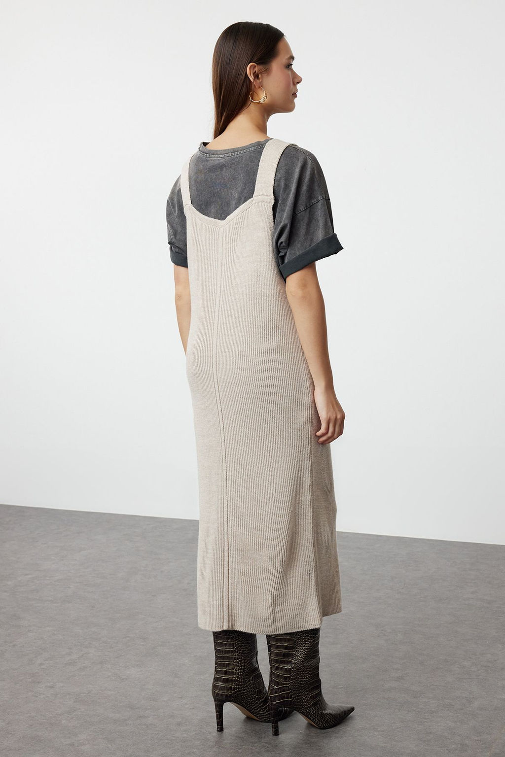 TRENDYOLMILLA Siyah Maxi Triko V Yaka Jile Elbise TWOAW24EL00011 фото 27