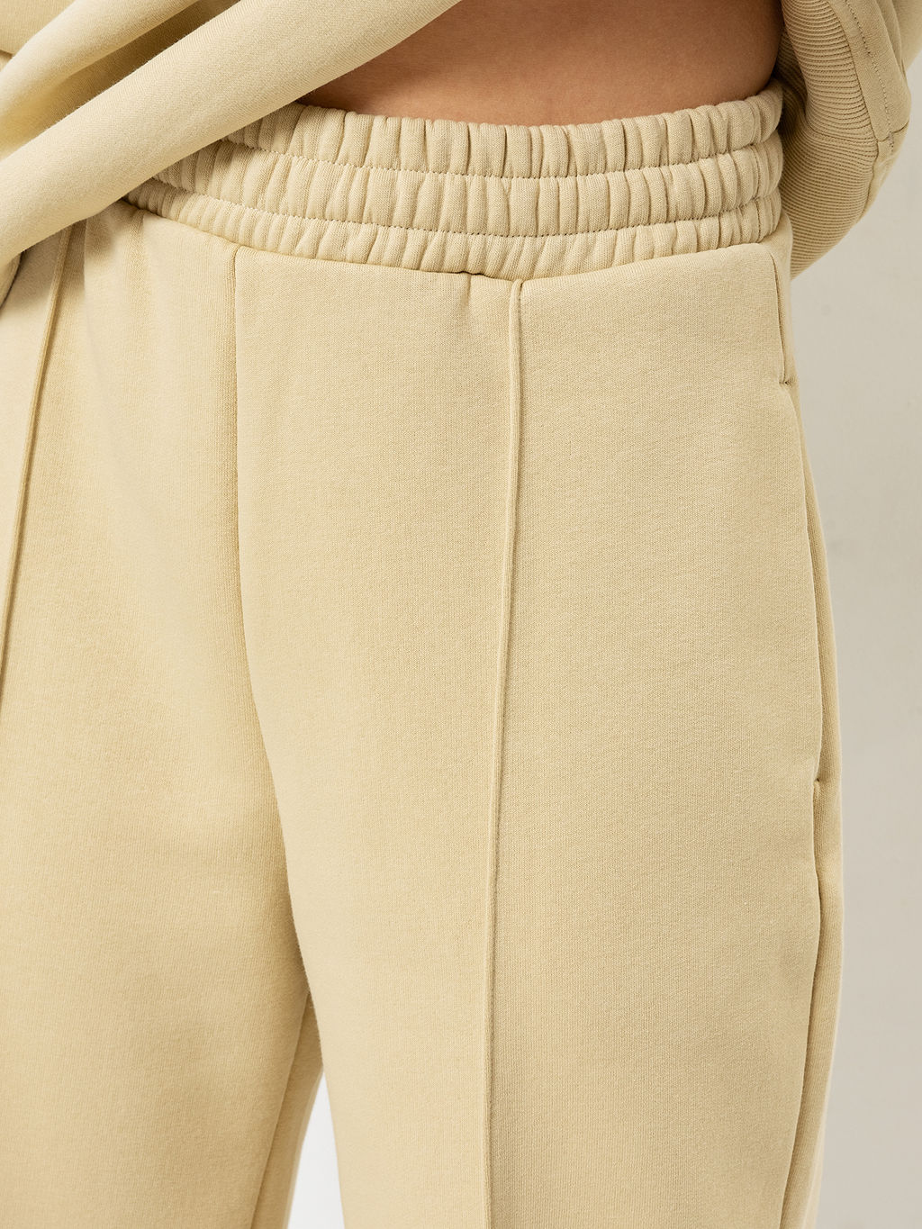 Утепленные джоггеры свободного силуэта в оттенке горчица - Mark formelle фото 4