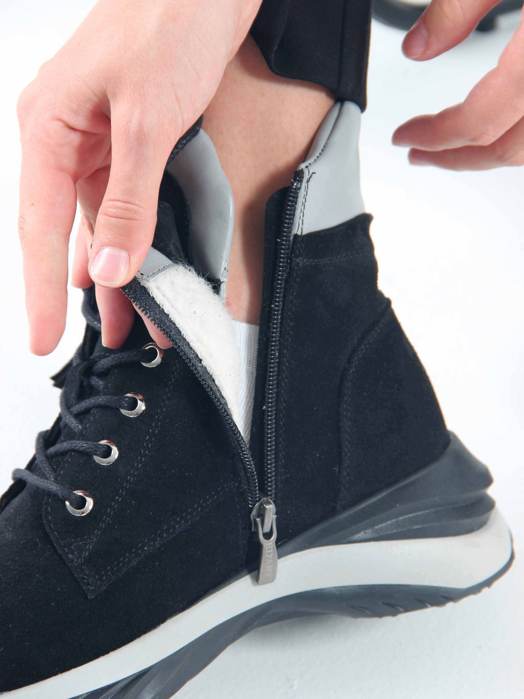 Ботинки 261.uno2bl. черный серый замша/Байка