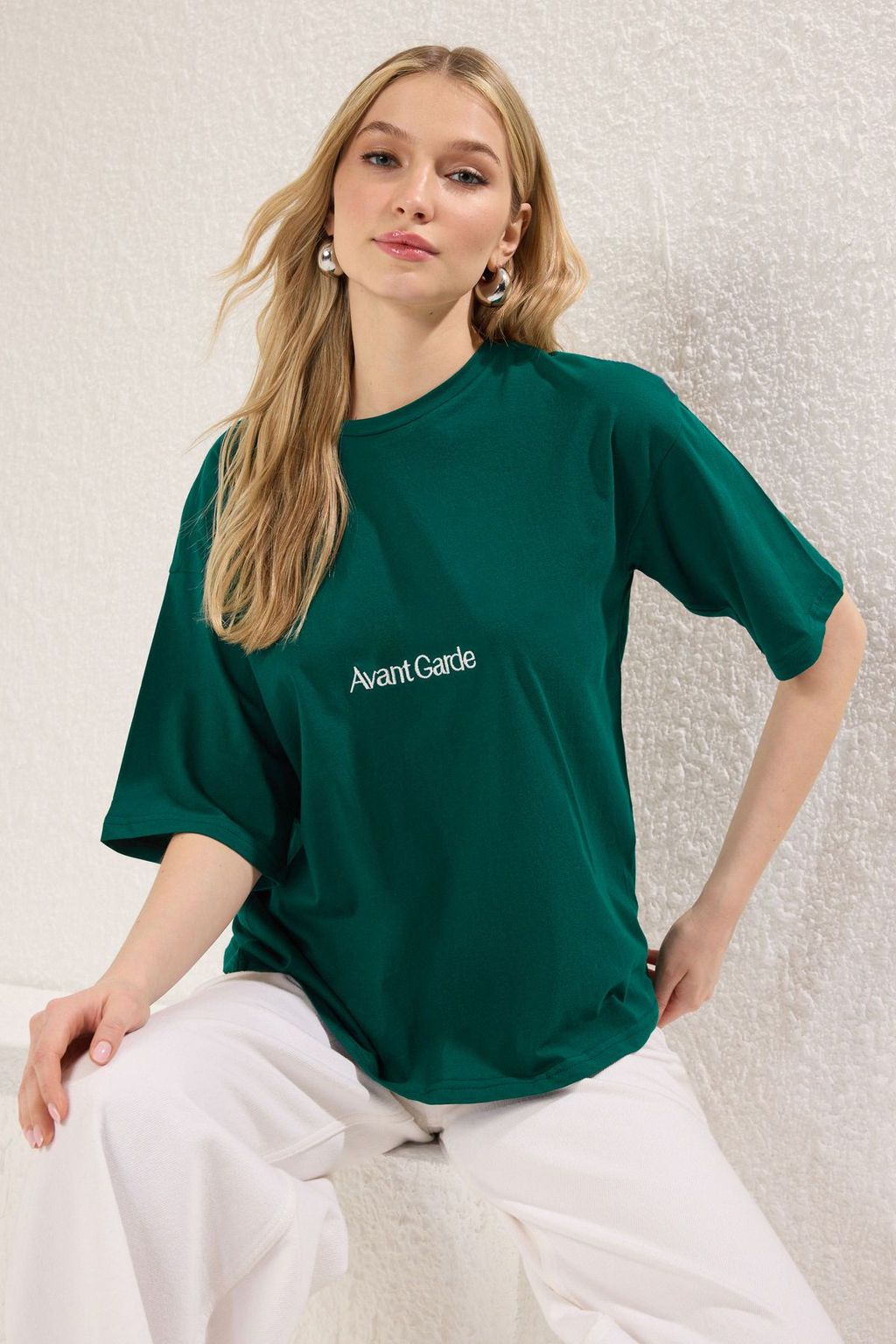 TRENDYOLMILLA Zumrut Yesili Slogan Nak?sl? Relaxed/Genis Rahat Kesim Bisiklet Yaka T-Shirt TWOSS21TS0481