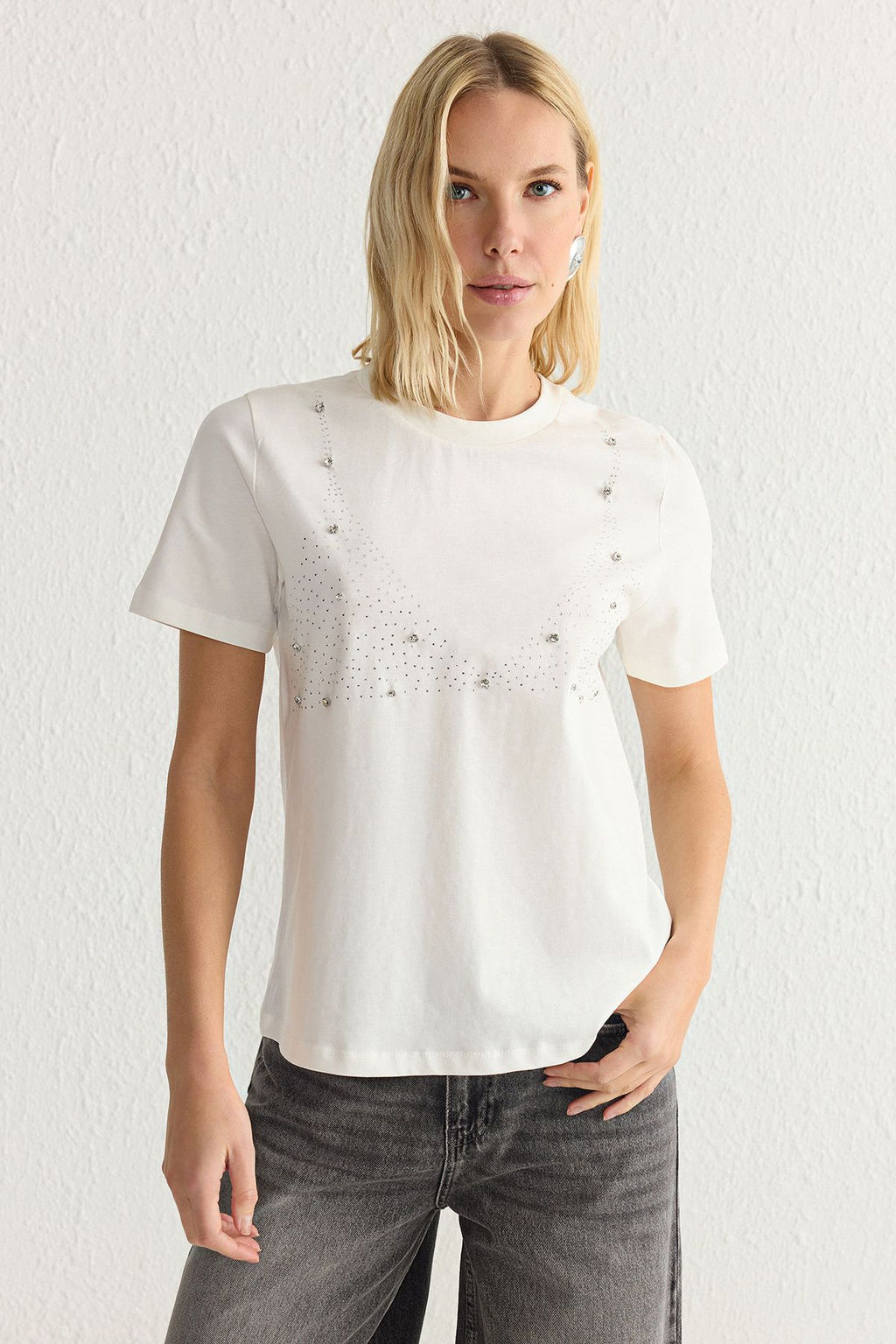 TRENDYOLMILLA Ekru %100 Pamuk Regular/Normal Kal?p Tas Detayl? Orme T-Shirt TWOSS25TS00016  фото 3