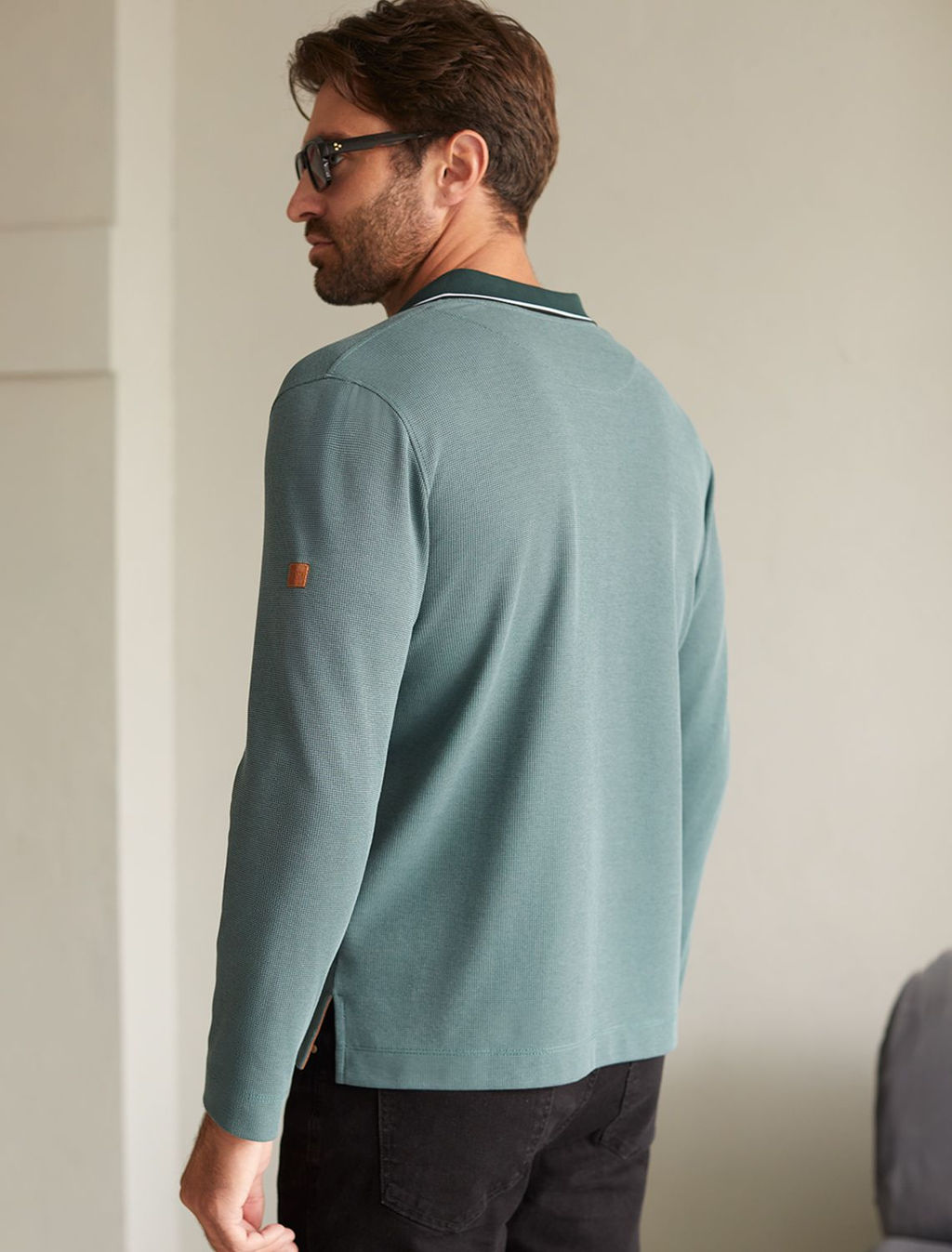 Лонгслив из фактурного трикотажа с плетеным воротником поло с застежкой на пуговицы - Vilatte фото 3